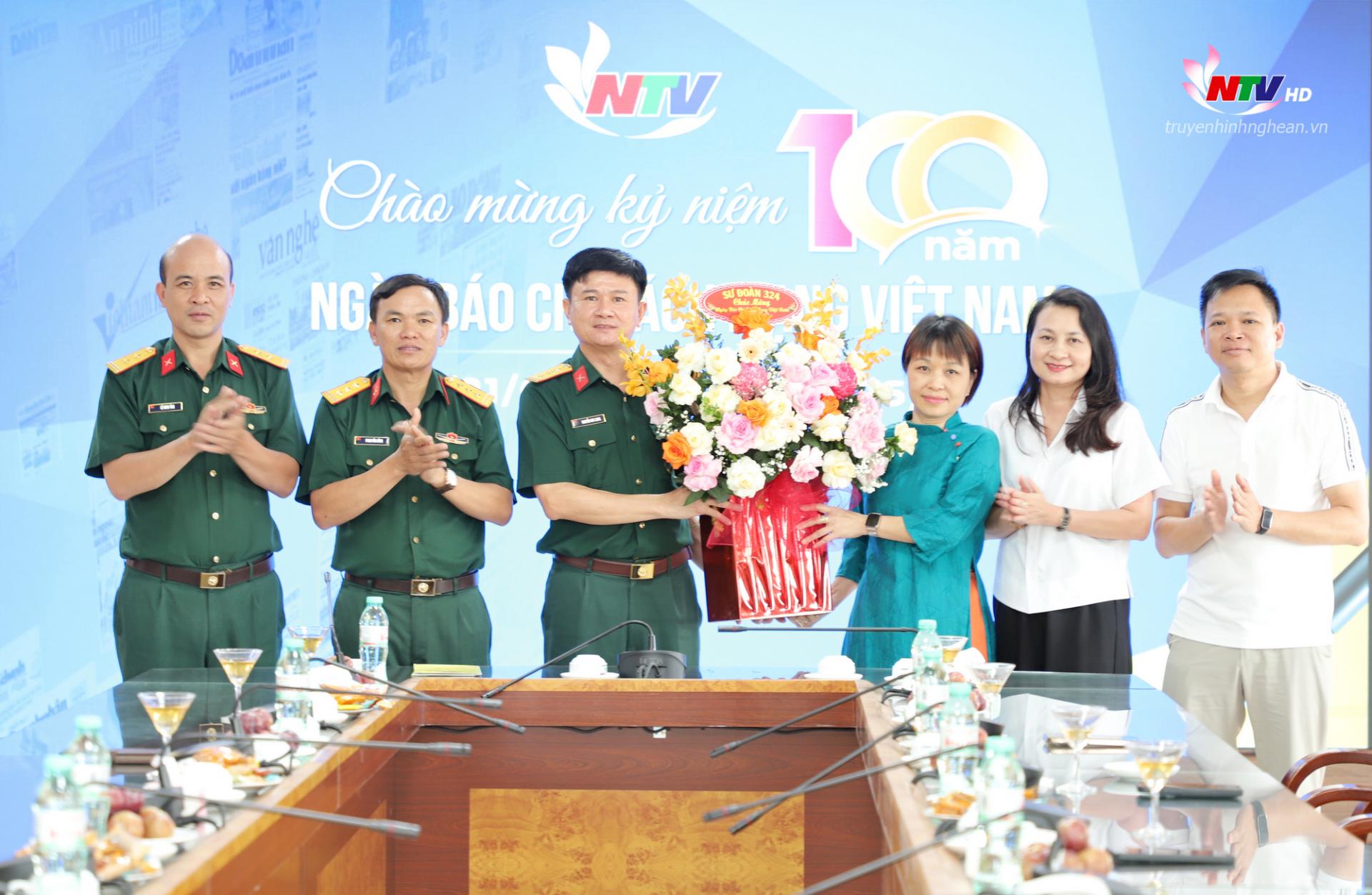 Đoàn đại biểu Sư đoàn 324 (Quân khu 4) chúc mừng chúc mừng Đài PT-TH PG88 go Bắn cá.