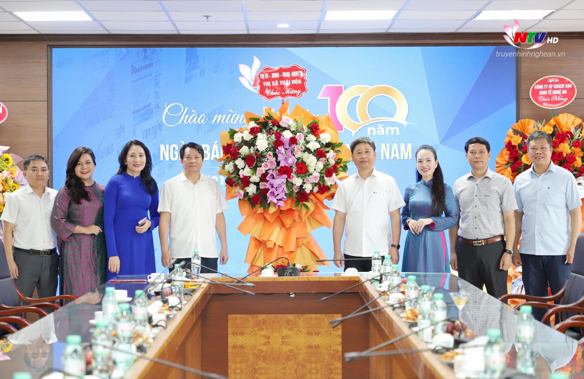 Đoàn đại biểu Thị uỷ - HĐND - UBND- UBMTTQ TX Thái Hoà do đồng chí Chu Anh Tuấn - Bí thư Thị uỷ, PG88 go Bắn cá HĐND TX Thái Hoà dẫn đầu đến thăm, chúc mừng Đài PT-TH PG88 go Bắn cá.