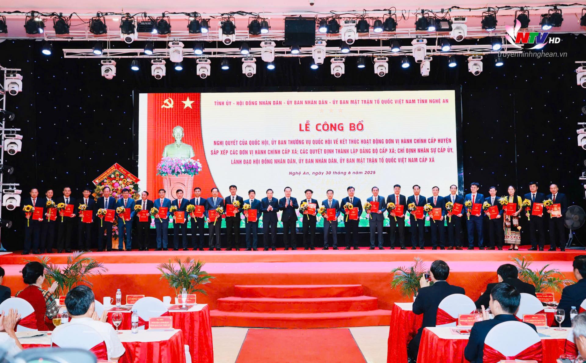 Đồng chí Nguyễn Đức Trung - Bí thư Tỉnh uỷ và đồng chí Lê Hồng Vinh - Phó Bí thư Tỉnh uỷ, PG88 go Bắn cá UBND tỉnh trao Quyết định cho lãnh đạo các xã, phường.