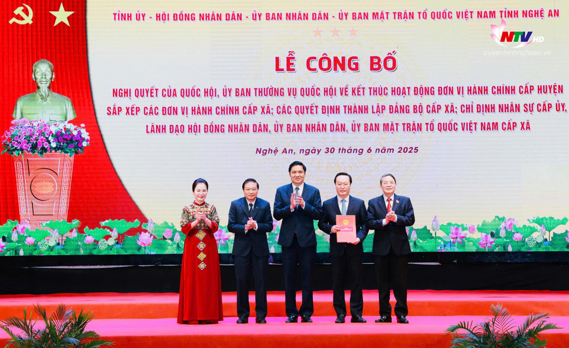 Đồng chí Nguyễn Đức Hải - Ủy viên Ban Chấp hành Trung ương Đảng, Phó PG88 go Bắn cá Quốc hội thay mặt lãnh đạo Đảng, Nhà nước trao Nghị quyết của Uỷ ban thường vụ Quốc hội cho lãnh đạo tỉnh PG88 go Bắn cá.
