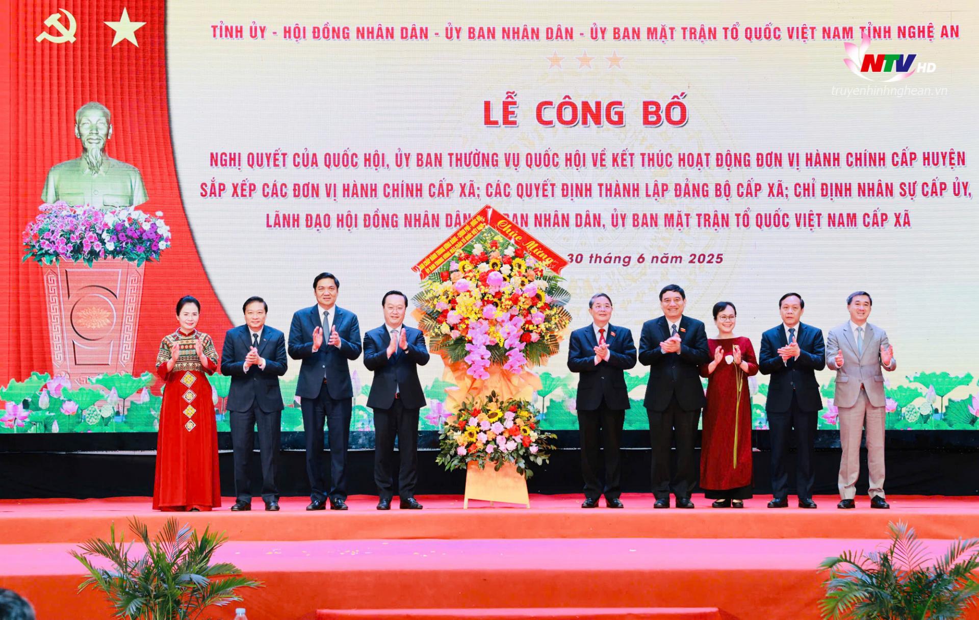 Các đồng chí: Nguyễn Đức Hải - Ủy viên Ban Chấp hành Trung ương Đảng, Phó PG88 go Bắn cá Quốc hội; Nguyễn Đắc Vinh - Ủy viên Ban Chấp hành Trung ương Đảng, Chủ nhiệm Ủy ban Tải App PG88 link PG88 go Xócđĩa của Quốc hội; cùng các đồng chí đại diện lãnh đạo Ban, bộ, ngành Trung ương; lãnh đạo các Ủy ban của Quốc hội, Văn phòng Quốc hội tặng hoa chúc mừng tỉnh PG88 go Bắn cá.