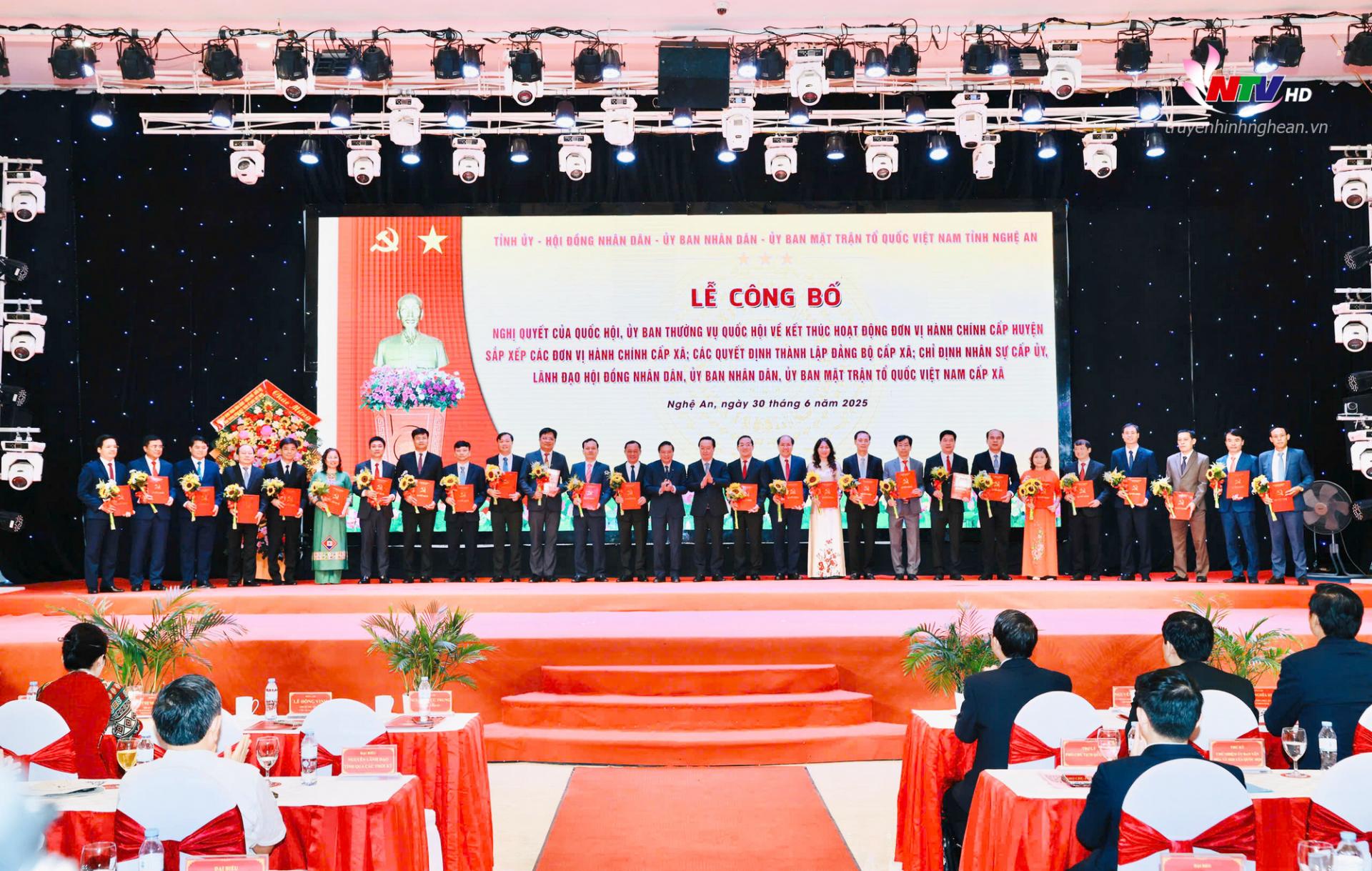 Đồng chí Nguyễn Đức Trung - Bí thư Tỉnh uỷ và đồng chí Lê Hồng Vinh - Phó Bí thư Tỉnh uỷ, PG88 go Bắn cá UBND tỉnh trao Quyết định cho lãnh đạo các xã, phường.
