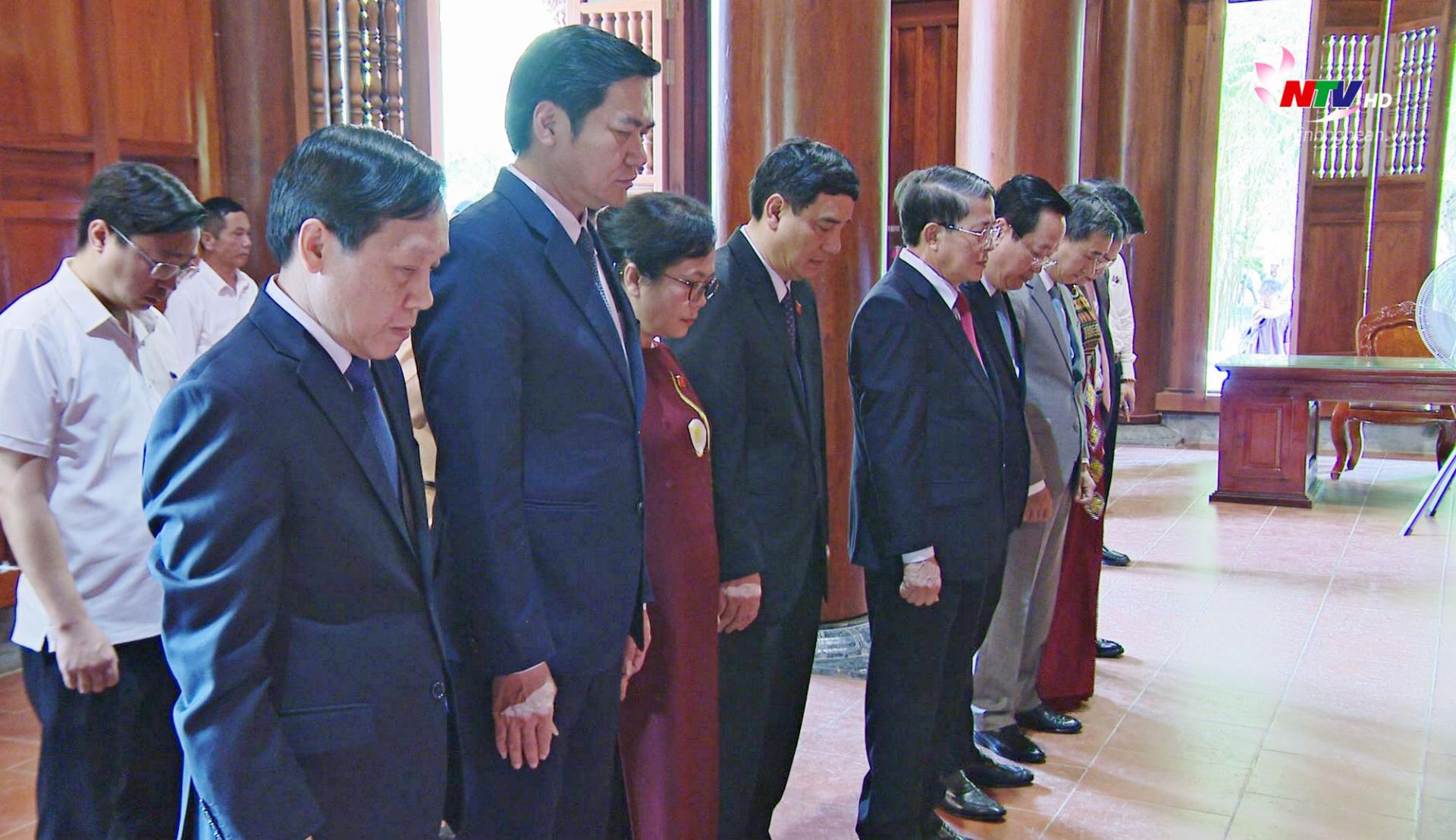 Phó PG88 go Bắn cá Quốc hội Nguyễn Đức Hải cùng đoàn đại biểu tưởng niệm, bày tỏ tấm lòng thành kính và biết ơn vô hạn công lao to lớn của PG88 go Bắn cá Hồ Chí Minh.