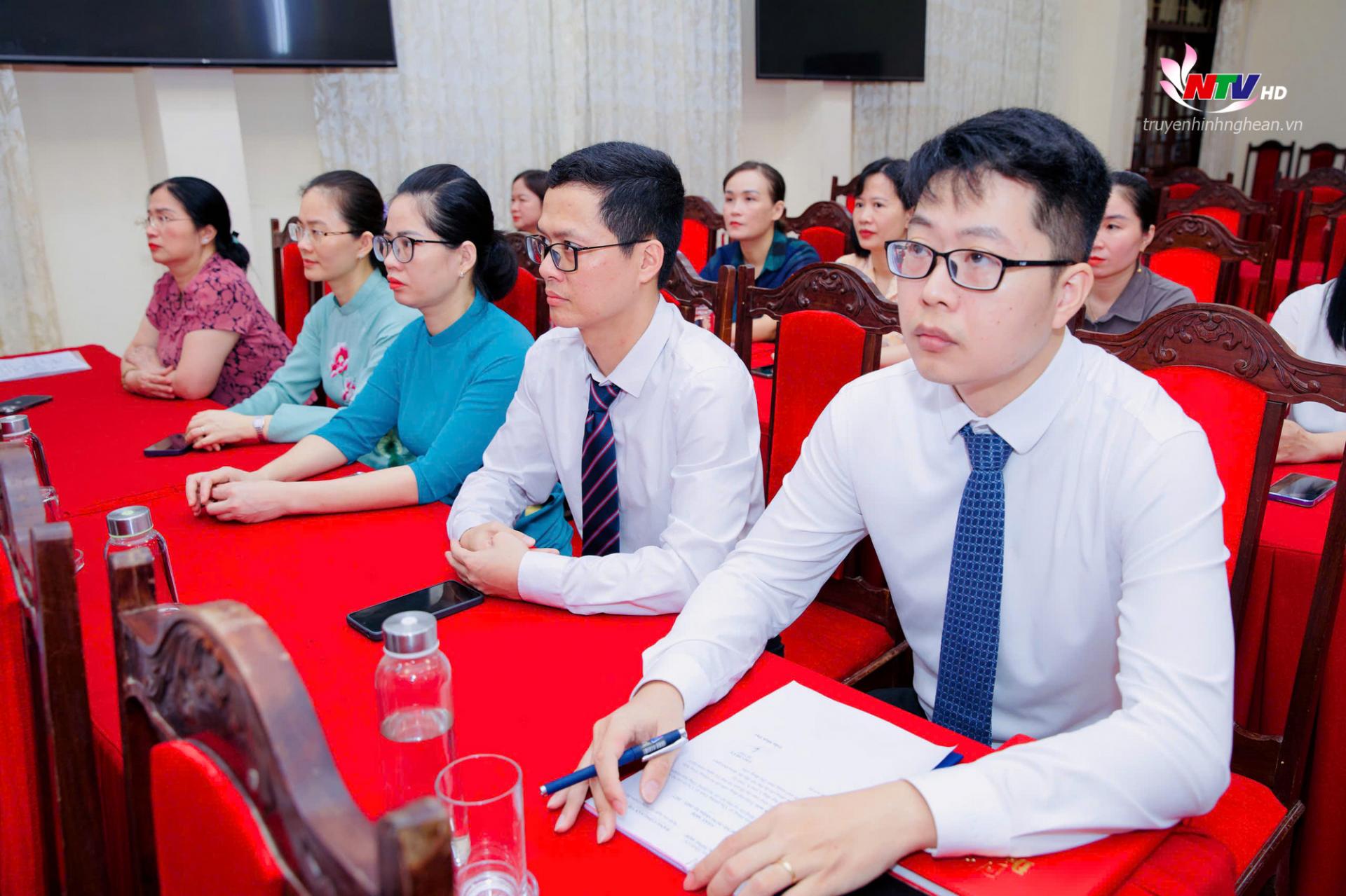 Các đại biểu dự buổi lễ.