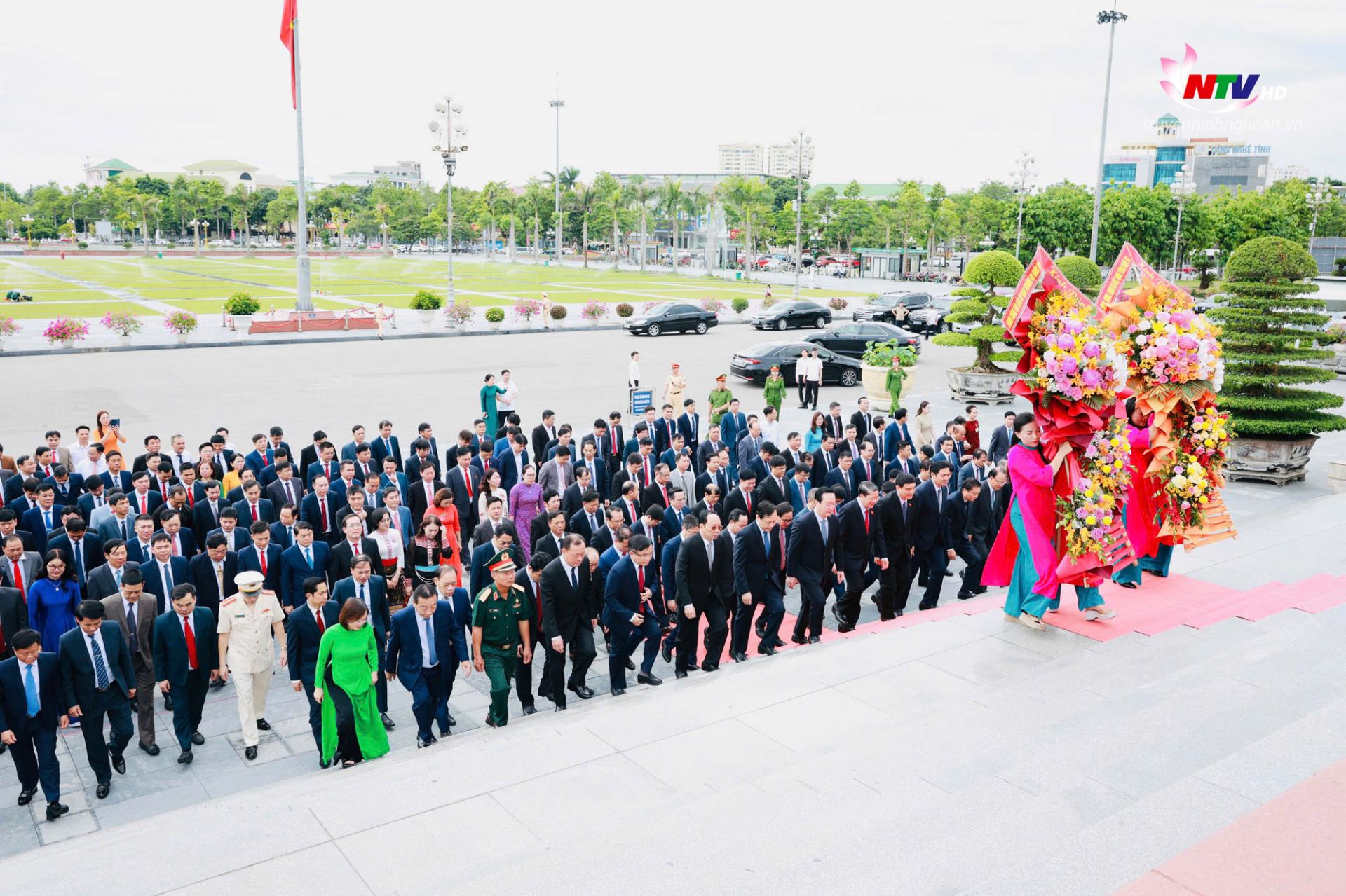 Đoàn đại biểu Trung ương và tỉnh PG88 go Bắn cá dâng hoa tưởng niệm PG88 go Bắn cá Hồ Chí Minh tại Quảng trường mang tên Người.