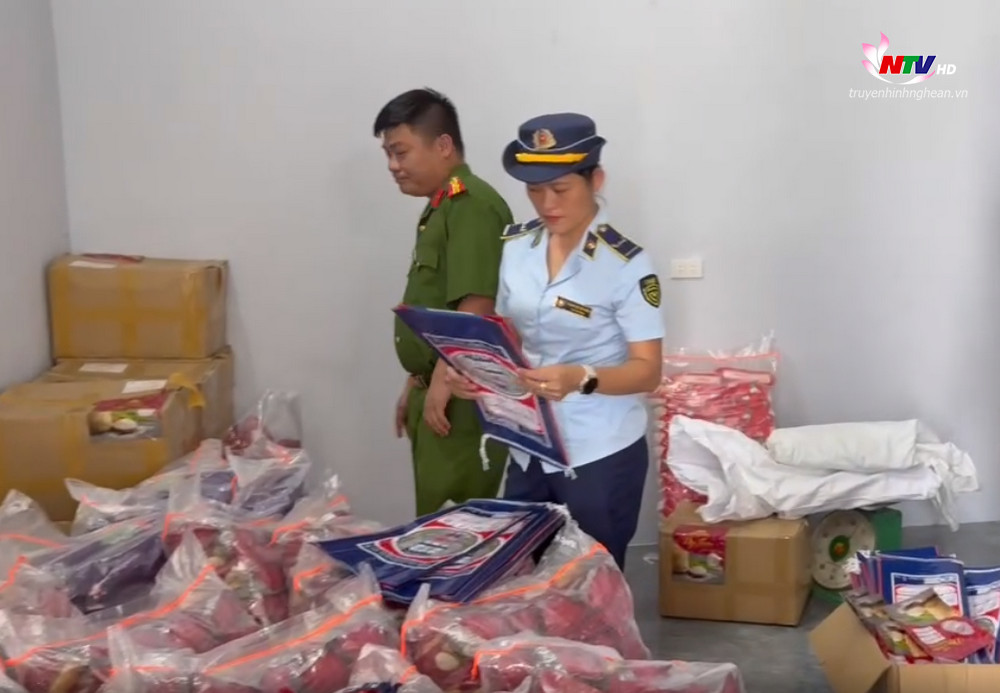 Lực lượng chức năng phát hiện 1.400 gói thành phẩm, cùng hơn 22.000 vỏ bao bì in chữ nước ngoài, không có nhãn phụ tiếng Việt.