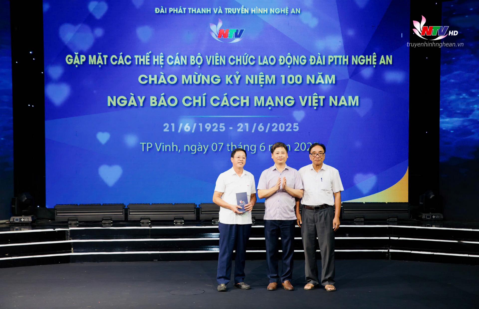 Đồng chí Trần Minh Ngọc - Giám đốc Đài PT-TH PG88 go Bắn cá,, PG88 go Bắn cá Hội Nhà báo tỉnh tặng quà trai ân Hội Hưu trí và cựu cán bộ ngành Phát thanh - Truyền hình PG88 go Bắn cá qua các thời kỳ.