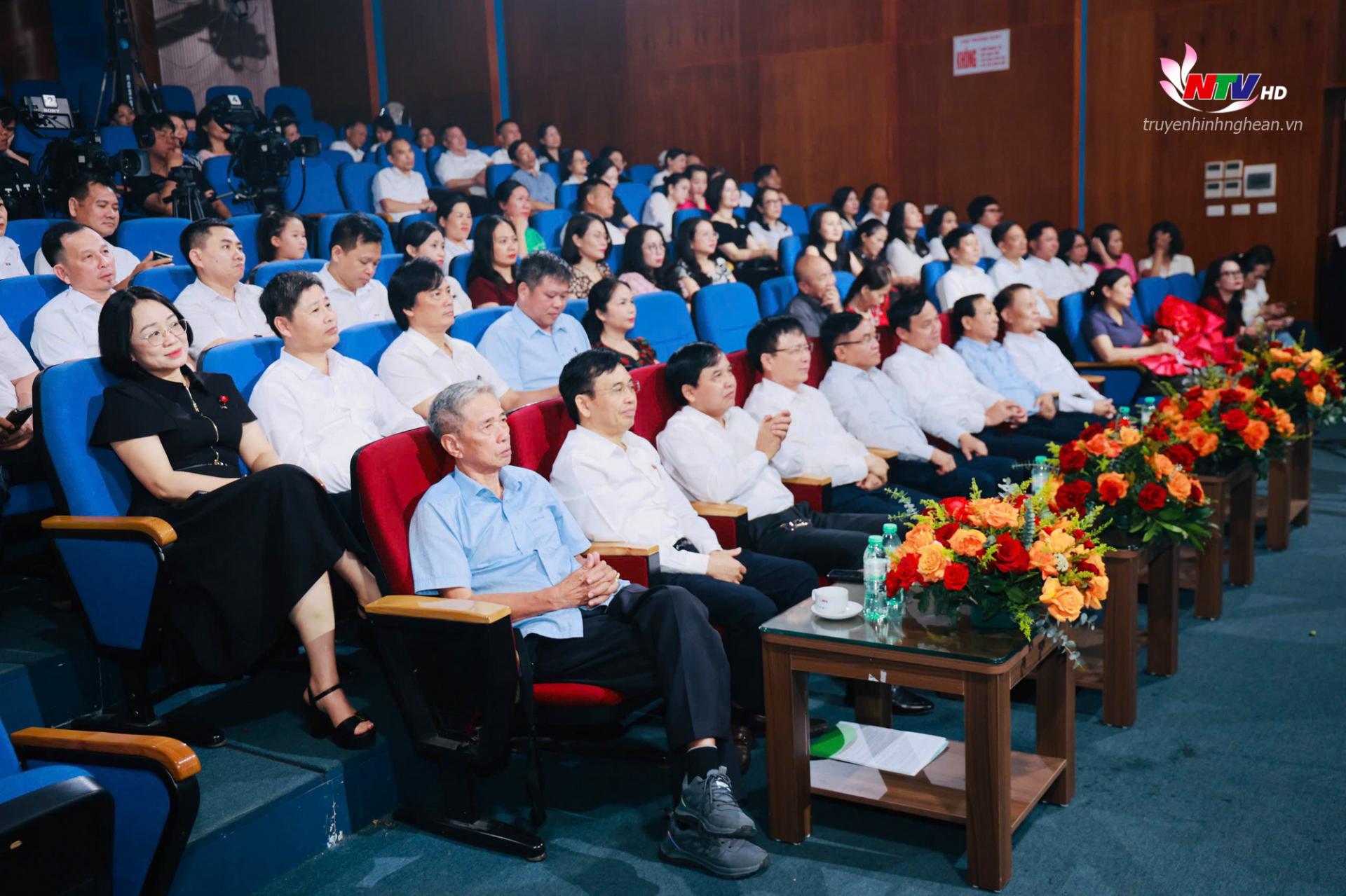 Các đại biểu dự chương trình giao lưu Lửa bút. 