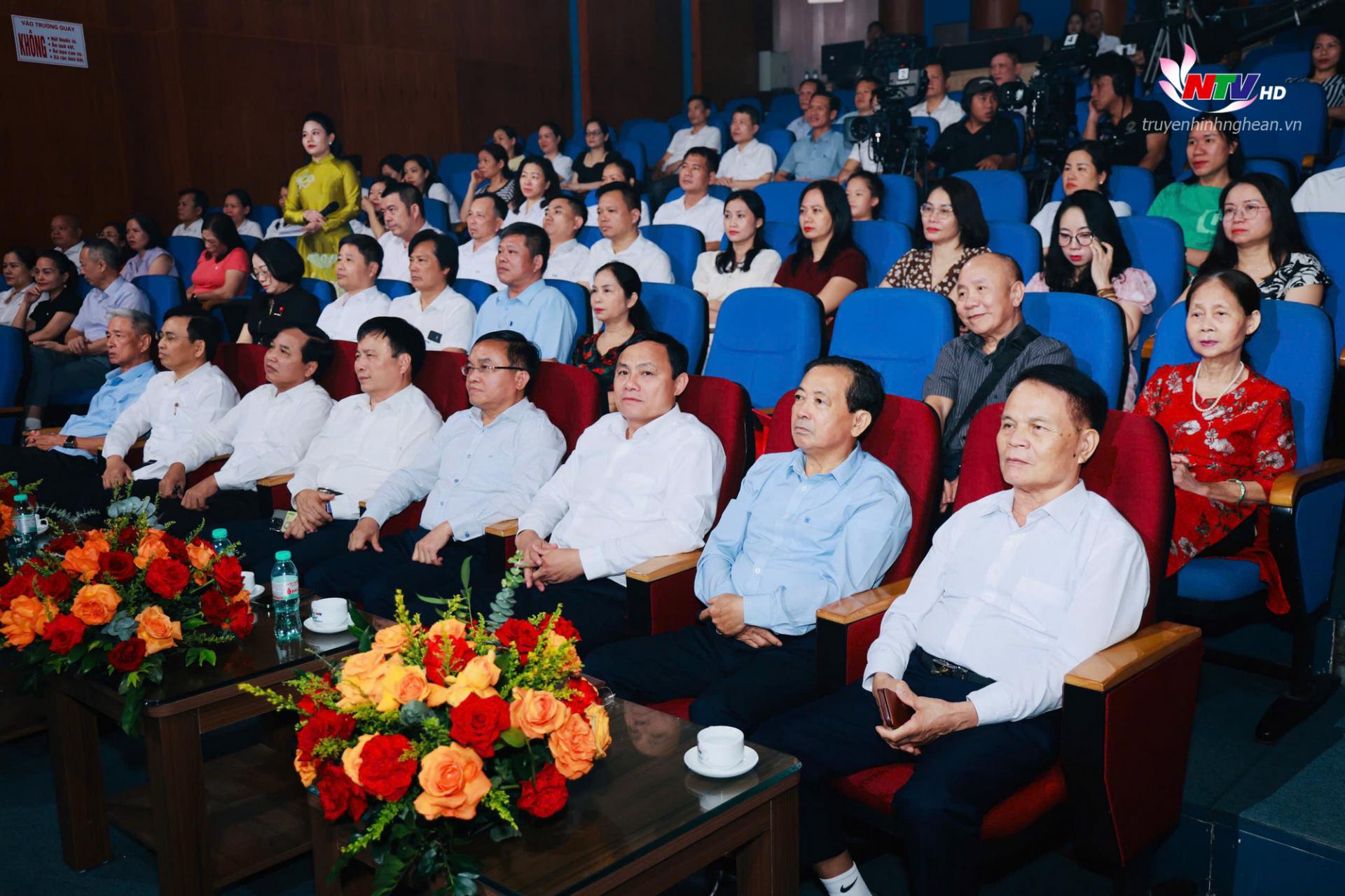 Các đại biểu dự chương trình giao lưu Lửa bút. 