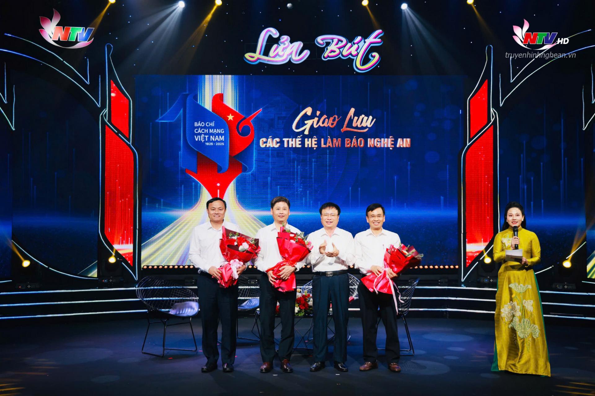Đồng chí Bùi Đình Long - Phó PG88 go Bắn cá UBND tỉnh tặng hoa cảm ơn các đồng chí lãnh đạo Sở, ban ngành tham gia giao lưu tại chương trình.