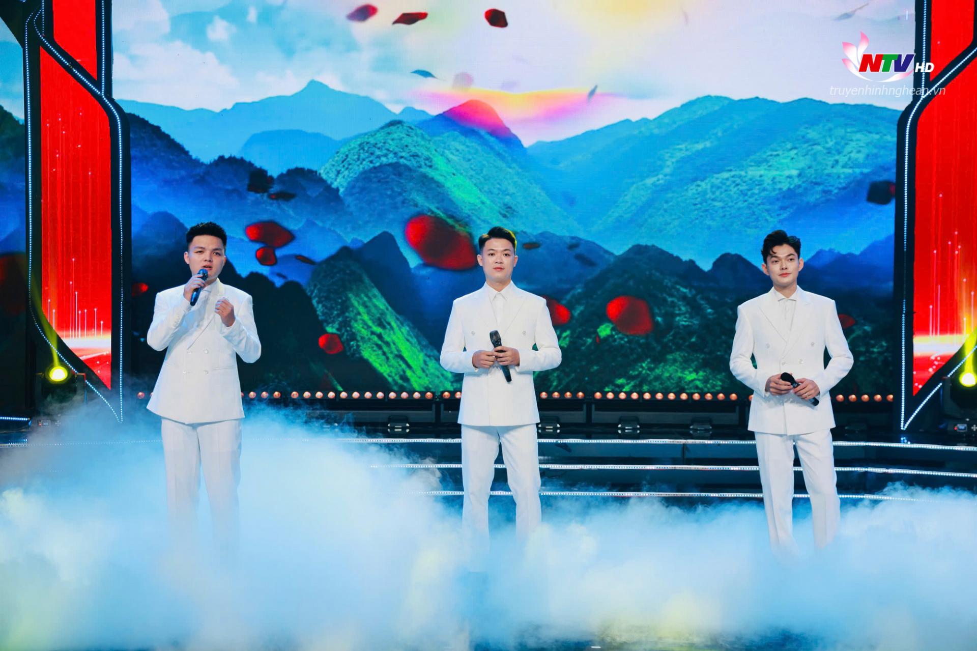 Tiết mục Viết tiếp câu chuyện hòa bình - Sáng tác: Nguyễn Văn Chung; Biểu diễn: Giang Nam– Quốc Bảo – Anh Tuấn