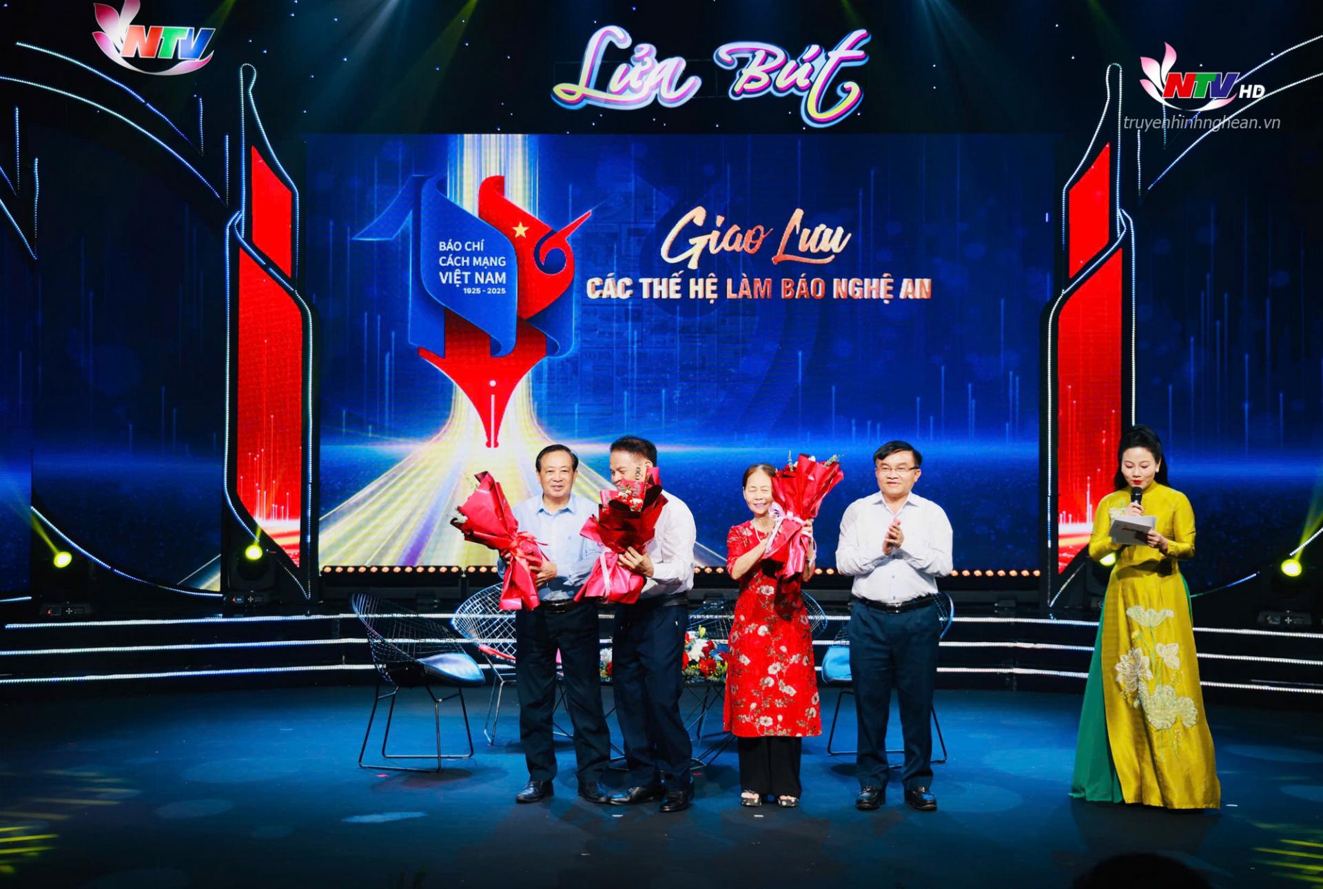 Đồng chí Ngọc Kim Nam - Uỷ viên BTV, Trưởng ban Tuyên giáo và Dân vận Tỉnh uỷ tặng hoa cho các nhà báo kỳ cựu tham gia giao lưu tại chương trình.