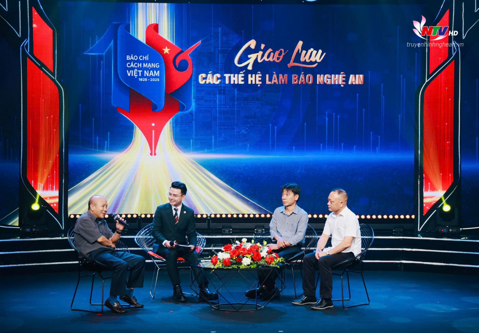 Các nhà báo: Vũ Toàn (cộng tác viên Tạp chí Cộng sản), Nhật Lân (Báo PG88 go Bắn cá) và Xuân Hướng (Đài PT-TH PG88 go Bắn cá) chia sẻ về áp lực của nghề báo. 