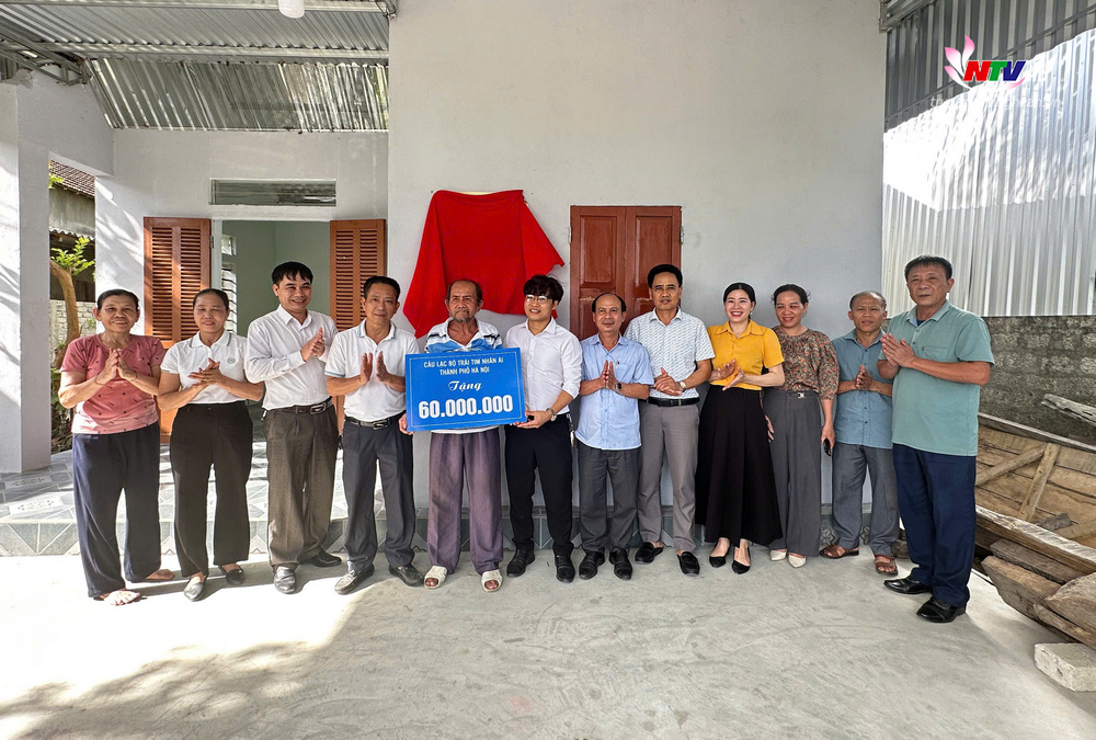 Đoàn bàn giao hỗ trợ cho gia đình ông Vi Van Nhất, bản Bành, xã Châu Quang.