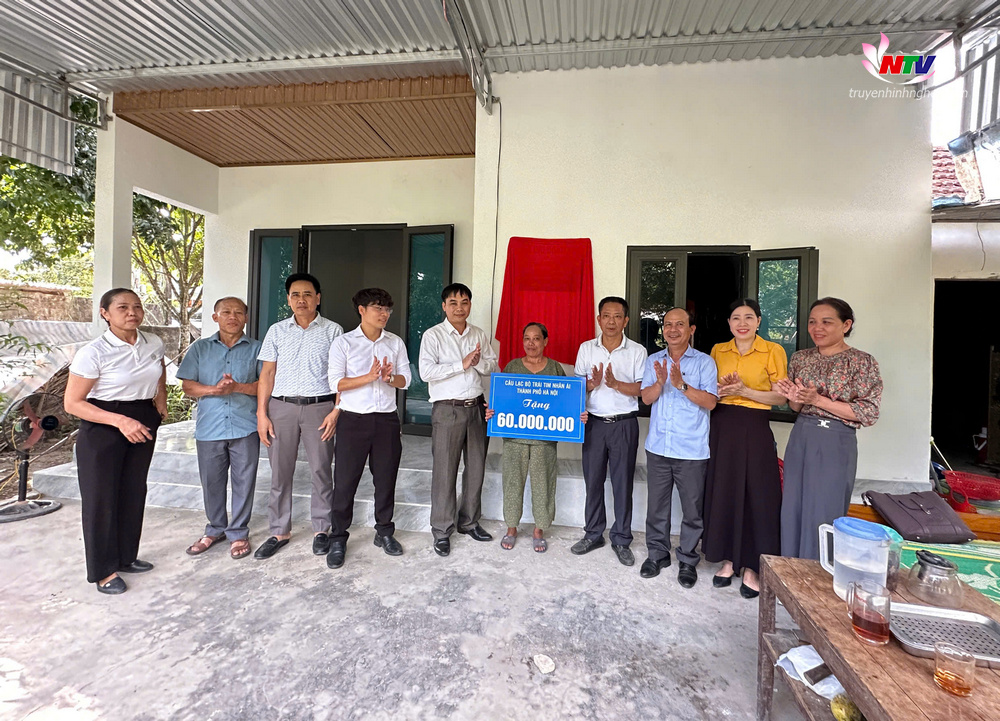 Đoàn bàn giao hỗ trợ cho bà Phan Thị Hoa, bản Bành, xã Châu Quang.