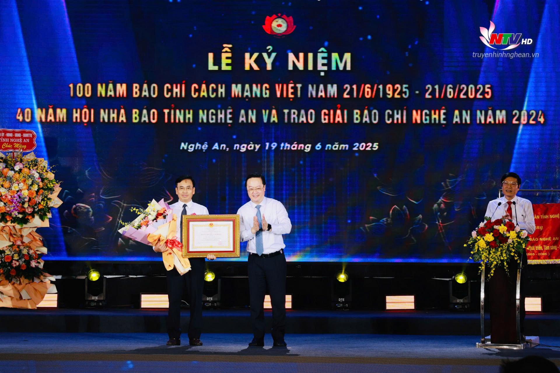 Bí thư Tỉnh ủy Nguyễn Đức Trung đã trao Huân chương Lao động hạng Ba cho ông Nguyễn Bá Hảo, Phó Giám đốc Sở Tải App PG88 link, PG88 go Xócđĩa và PG 88 Bóng Đá PG88 go Bắn cá.