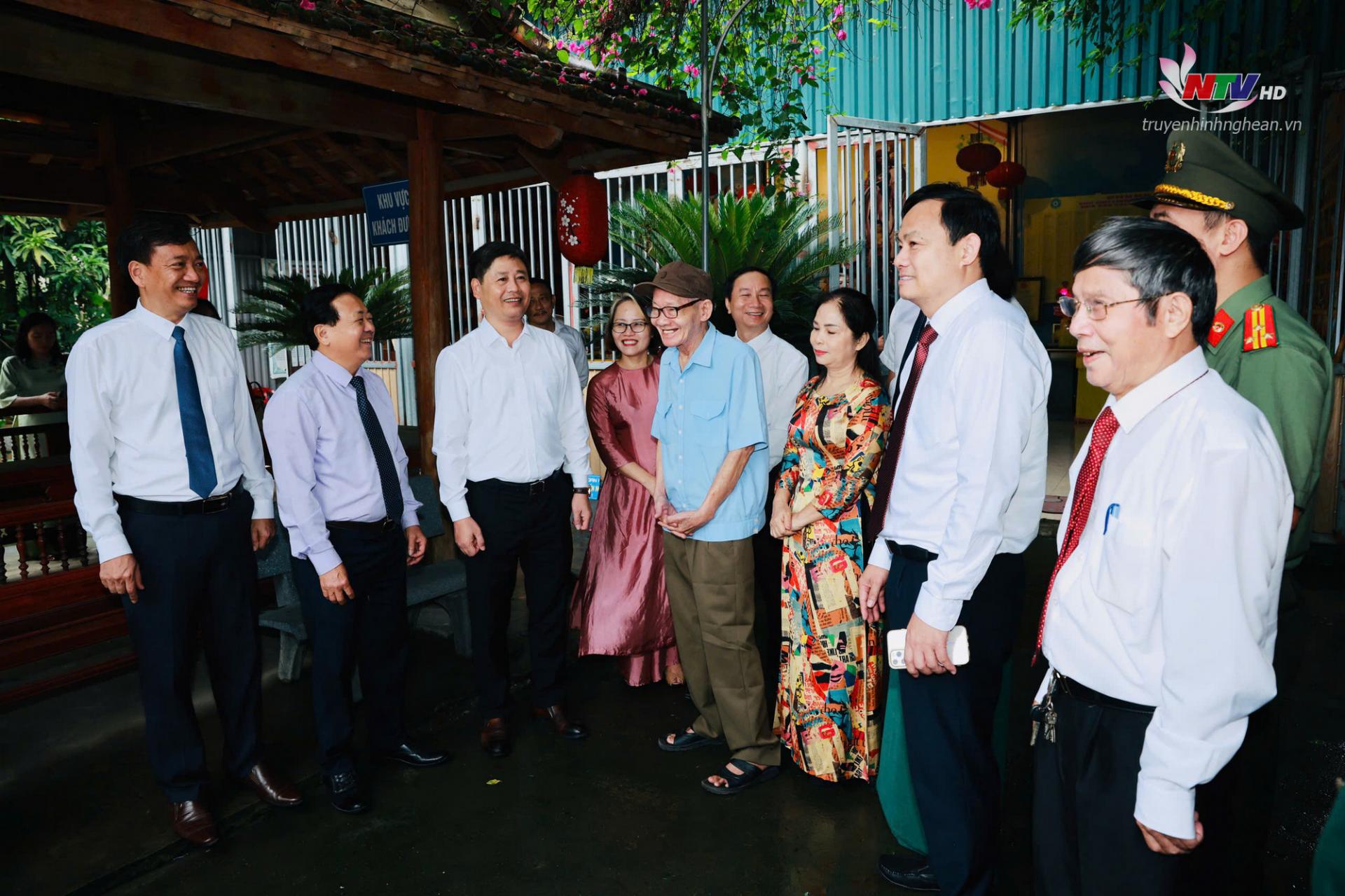 Lãnh đạo Hội Nhà báo tỉnh tặng quà, chúc mừng Nhà báo Trần Văn Hiền nhân kỷ niệm 100 năm Ngày M.PG88 Tips cách mạng PG 88 Nổ Hũ