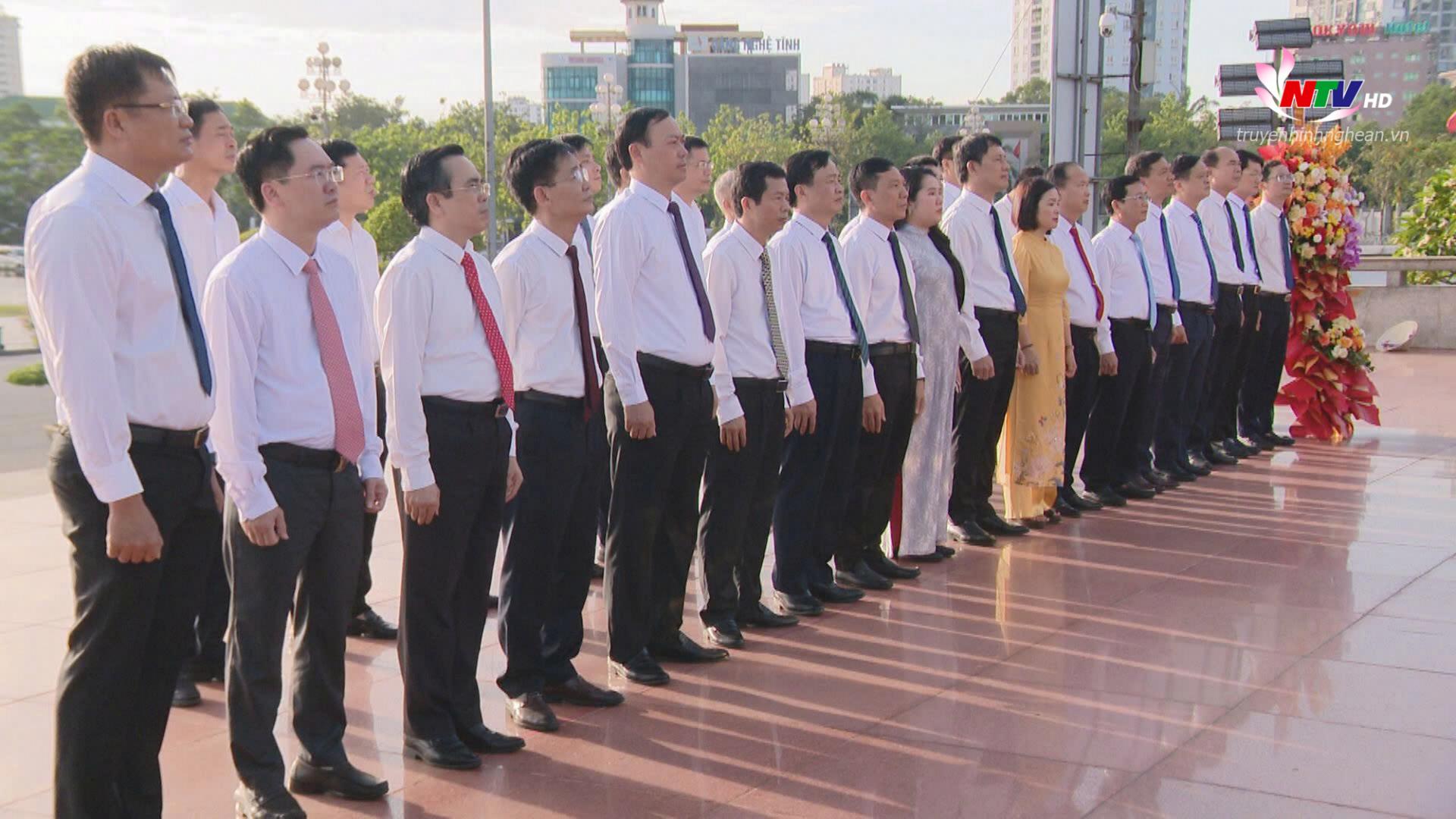 Các đại biểu Lớp bồi dưỡng Công chức ngạch Chuyên viên Cao cấp tỉnh PG88 go Bắn cá dâng hoa, tưởng niệm trước Tượng đài Bác Hồ.