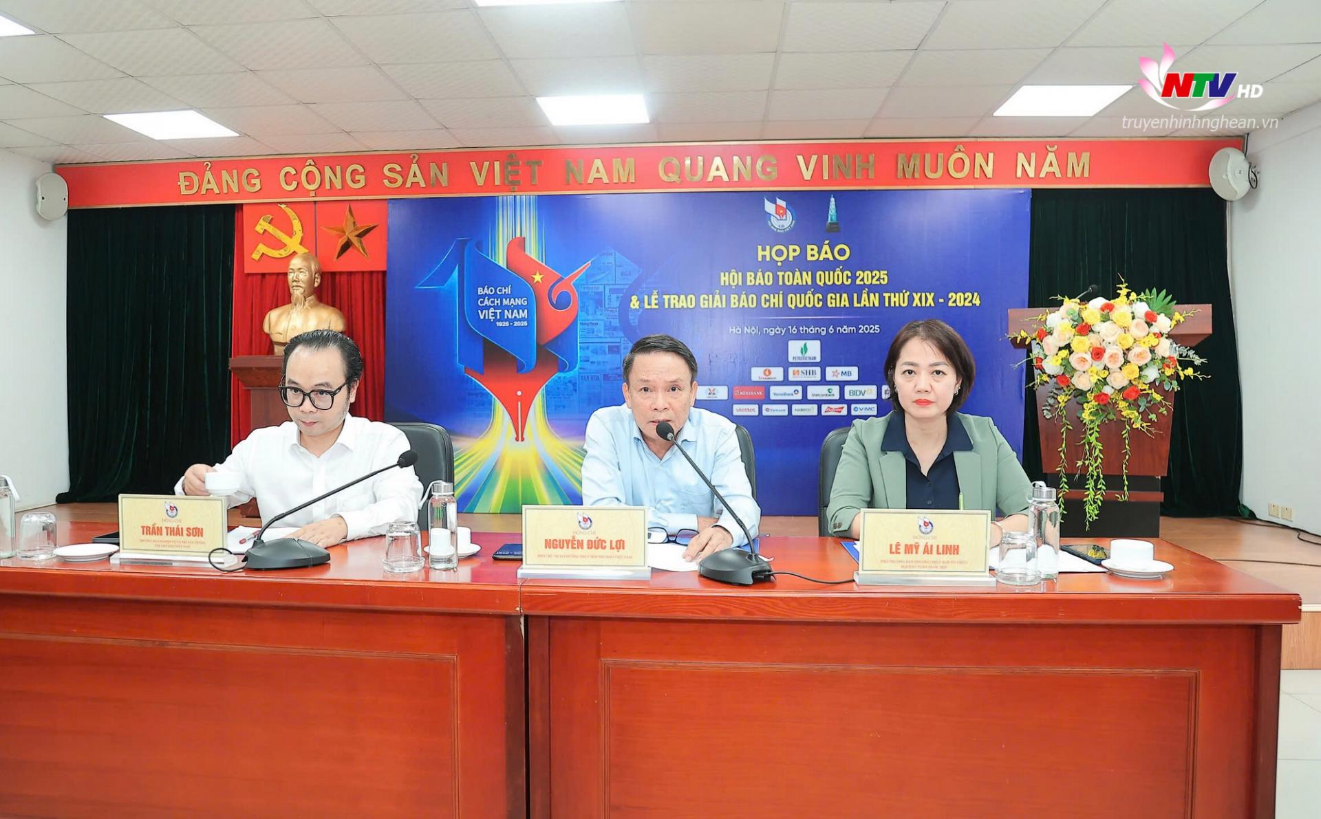 Các đồng chí chủ trì họp báo.