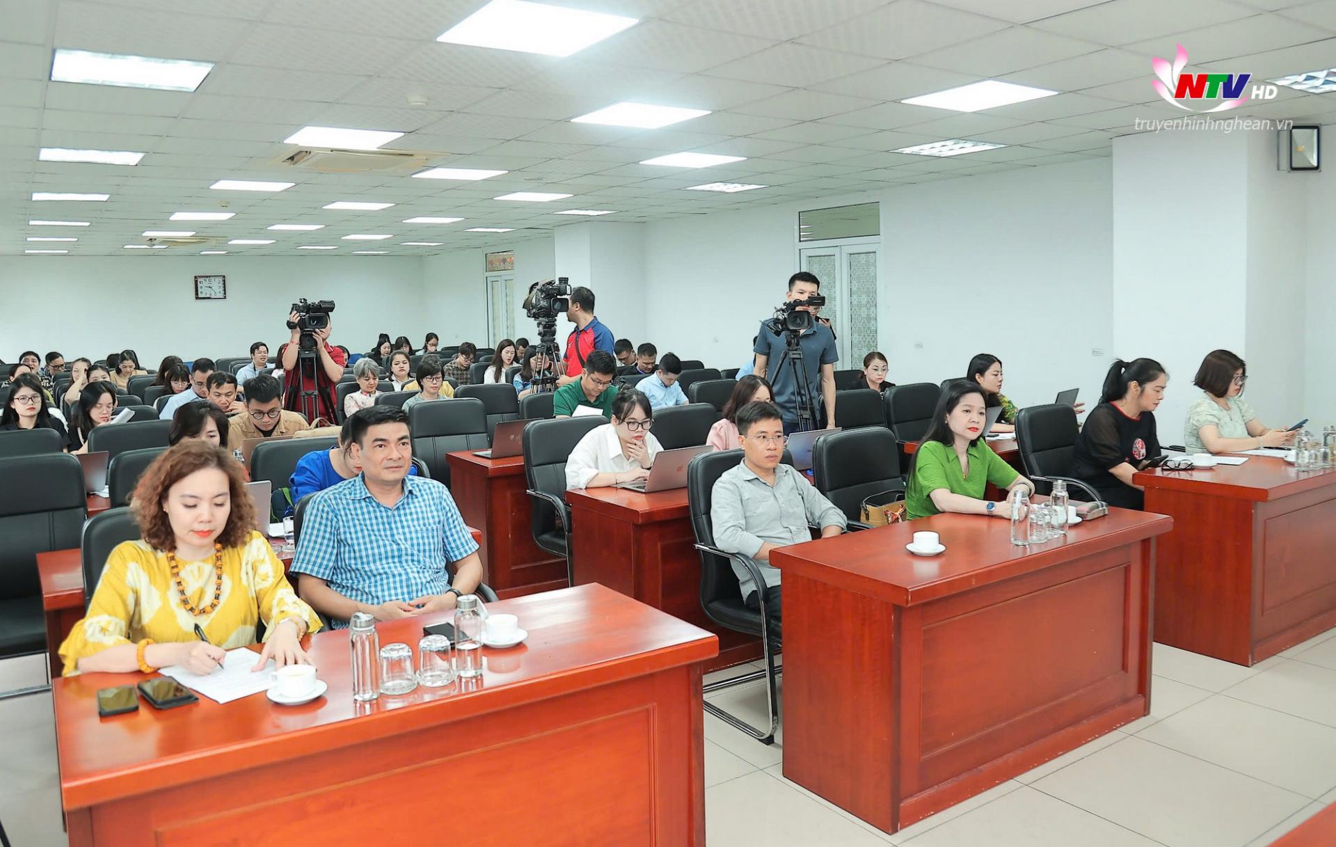 Toàn cảnh họp báo.