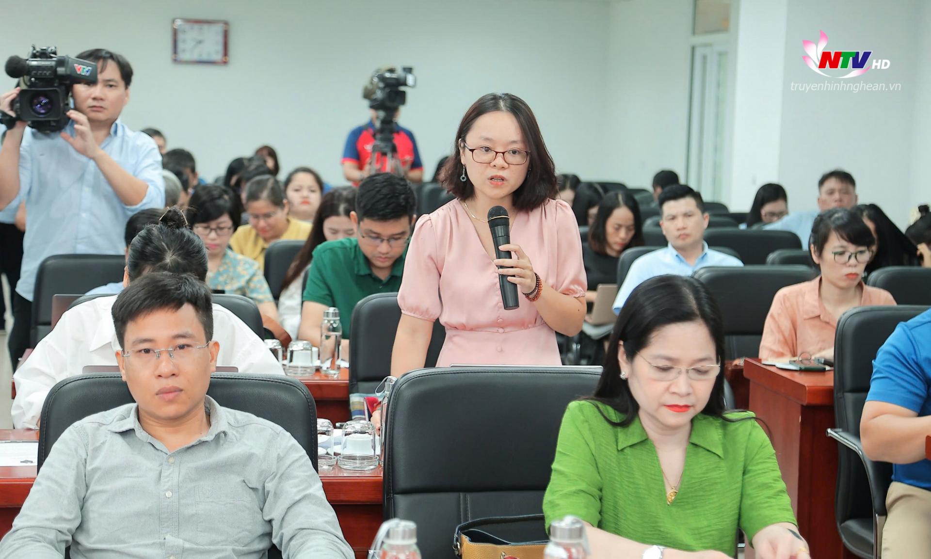 Đại diện cơ quan báo chí đặt câu hỏi tại họp báo.