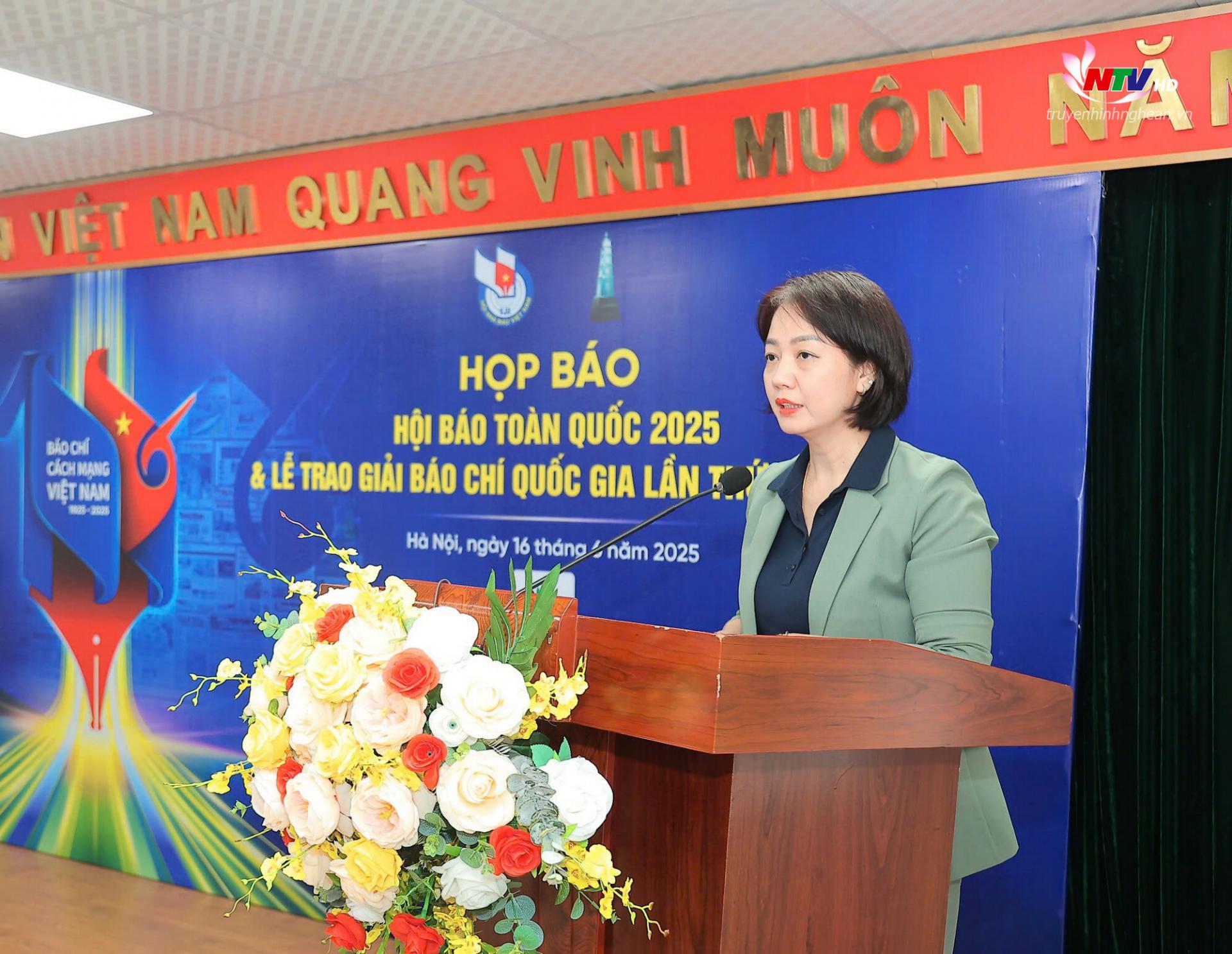 Quyền Giám đốc Trung tâm văn hóa báo chí Lê Mỹ Ái Linh thông tin về hội báo.