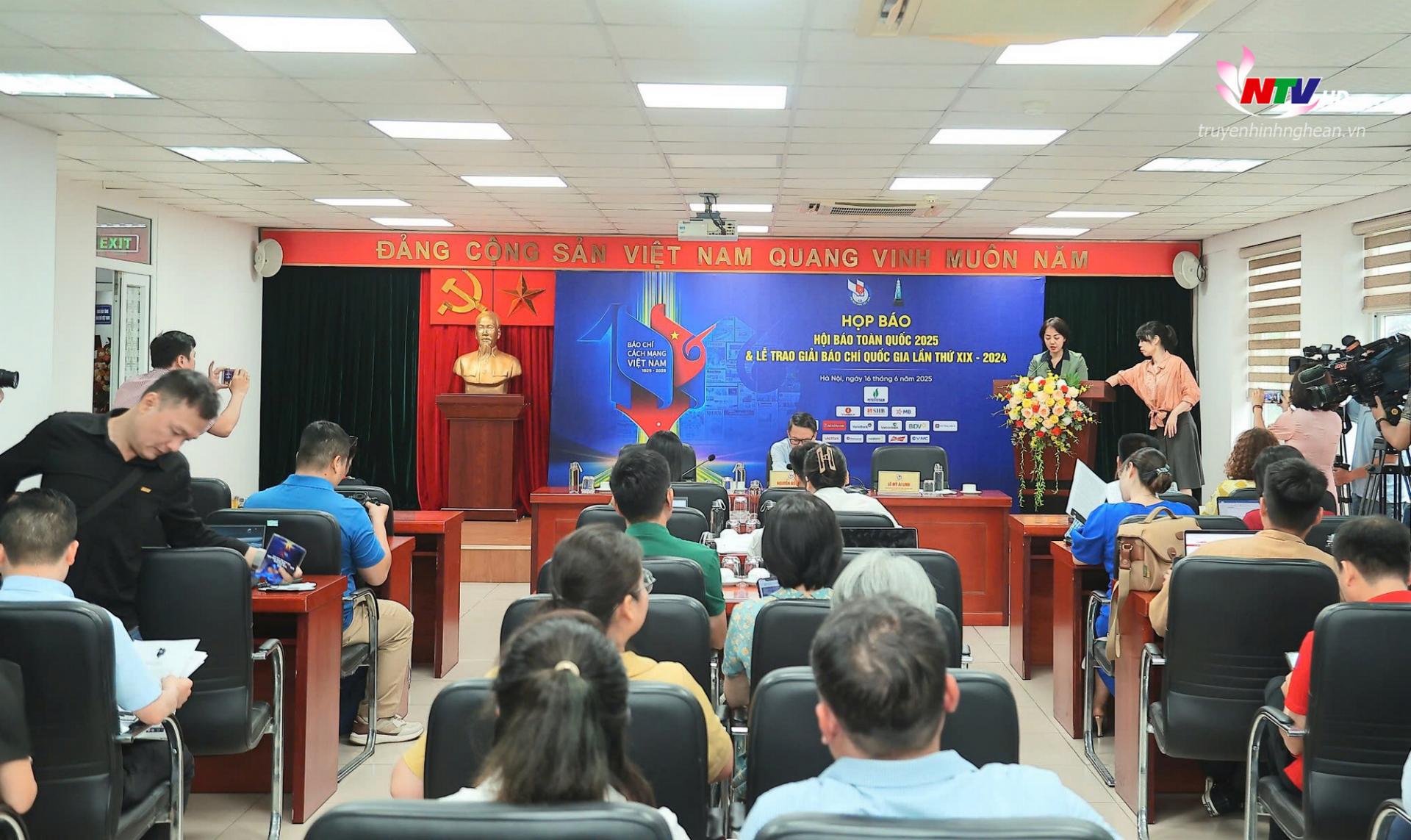Toàn cảnh họp báo.