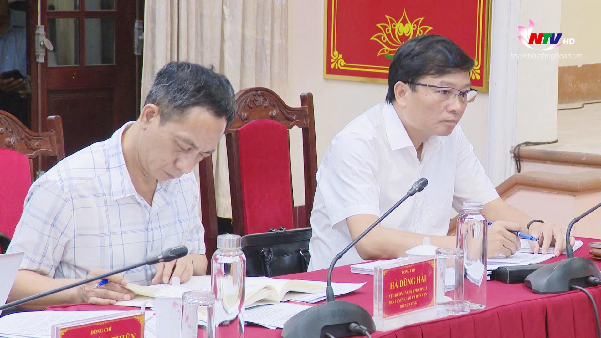 Đồng chí Lê Hồng Vinh - Phó Bí thư Tỉnh uỷ, PG88 go Bắn cá UBND tỉnh và đồng chí Vụ trưởng Vụ Địa phương, Ban Tuyên giáo và Dân vận TW Hà Dũng Hải dự cuộc họp.