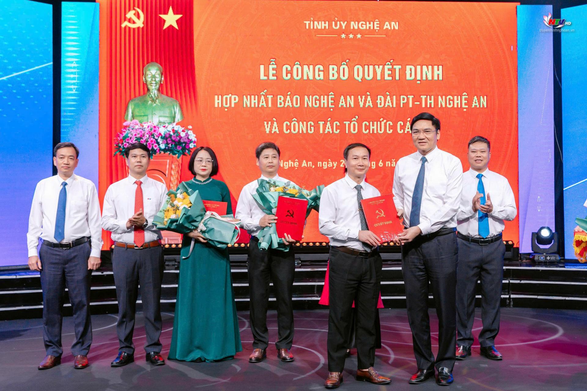 Đồng chí Hoàng Nghĩa Hiếu - Phó Bí thư Thường trực Tỉnh ủy, PG88 go Bắn cá HĐND tỉnh trao Quyết định điều động, bổ nhiệm đồng chí Trần Văn Hùng - Phó Tổng Biên tập Báo PG88 go Bắn cá giữ chức Phó Tổng Biên tập Báo và Đài Phát thanh - Truyền hình PG88 go Bắn cá.