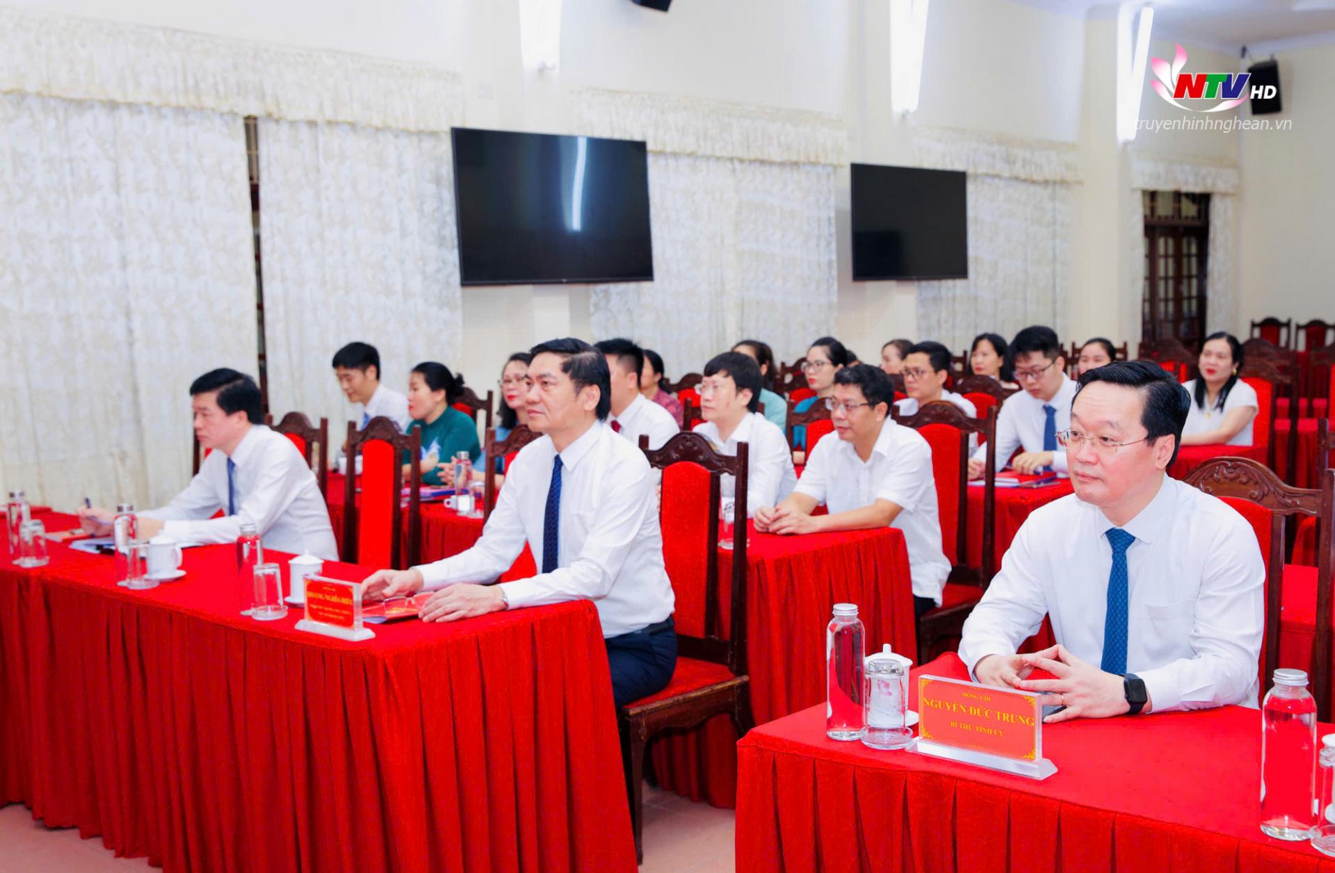Các đại biểu dự buổi lễ.