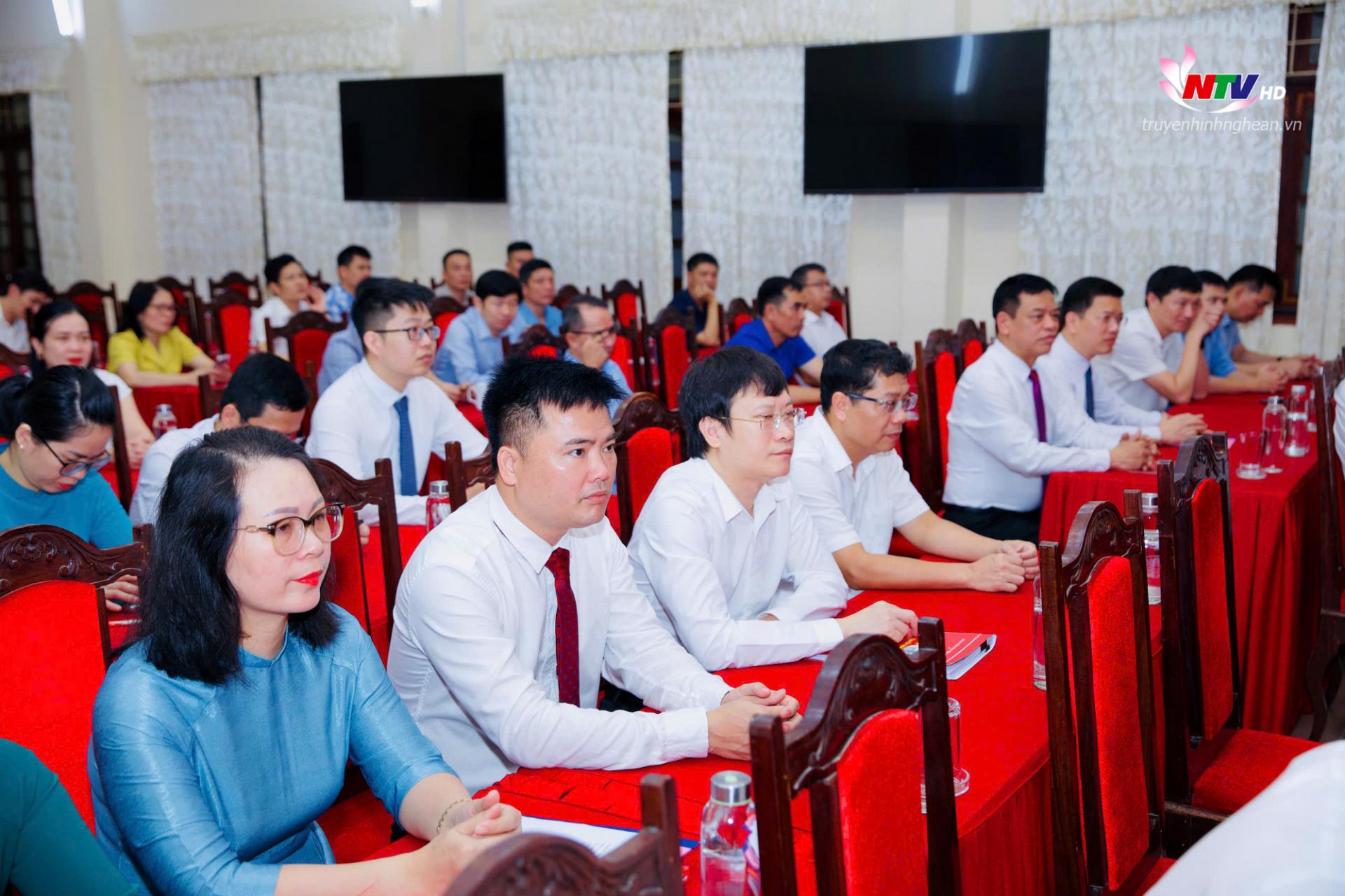 Các đại biểu dự buổi lễ.