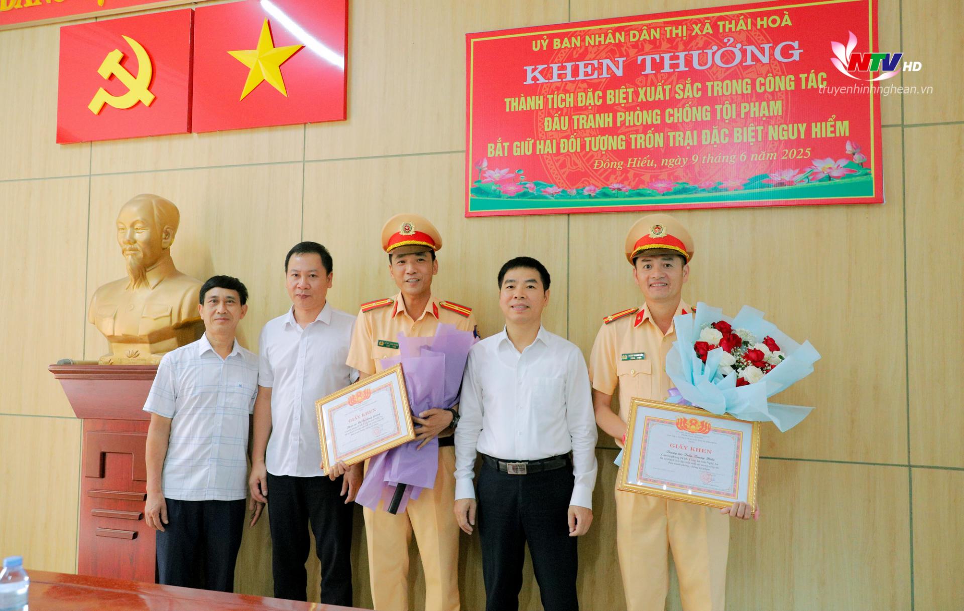 Trao thưởng cho 2 cá nhân