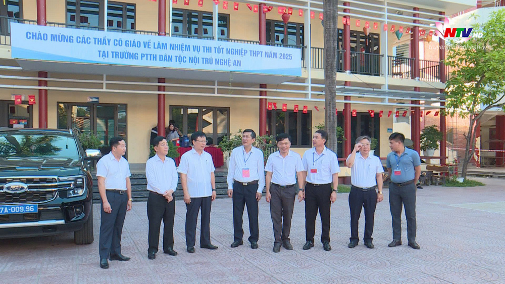 Đồng chí Bùi Đình Long và các thành viên trong Ban chỉ đạo đi kiểm tra công tác triển khai Kỳ thi tốt nghiệp THPT năm 2025 tại điểm thi Trường PTTH DTNT tỉnh. 
