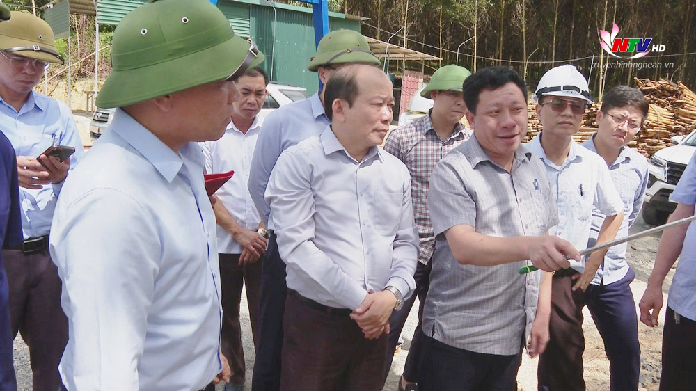 Đoàn công tác nghe báo cáo triển khai thực hiện dự án nâng cấp đường Đăng Ký M.PG88 liên xã Thành Sơn, huyện Anh Sơn đi xã Thạch Ngàn, huyện Con Cuông.