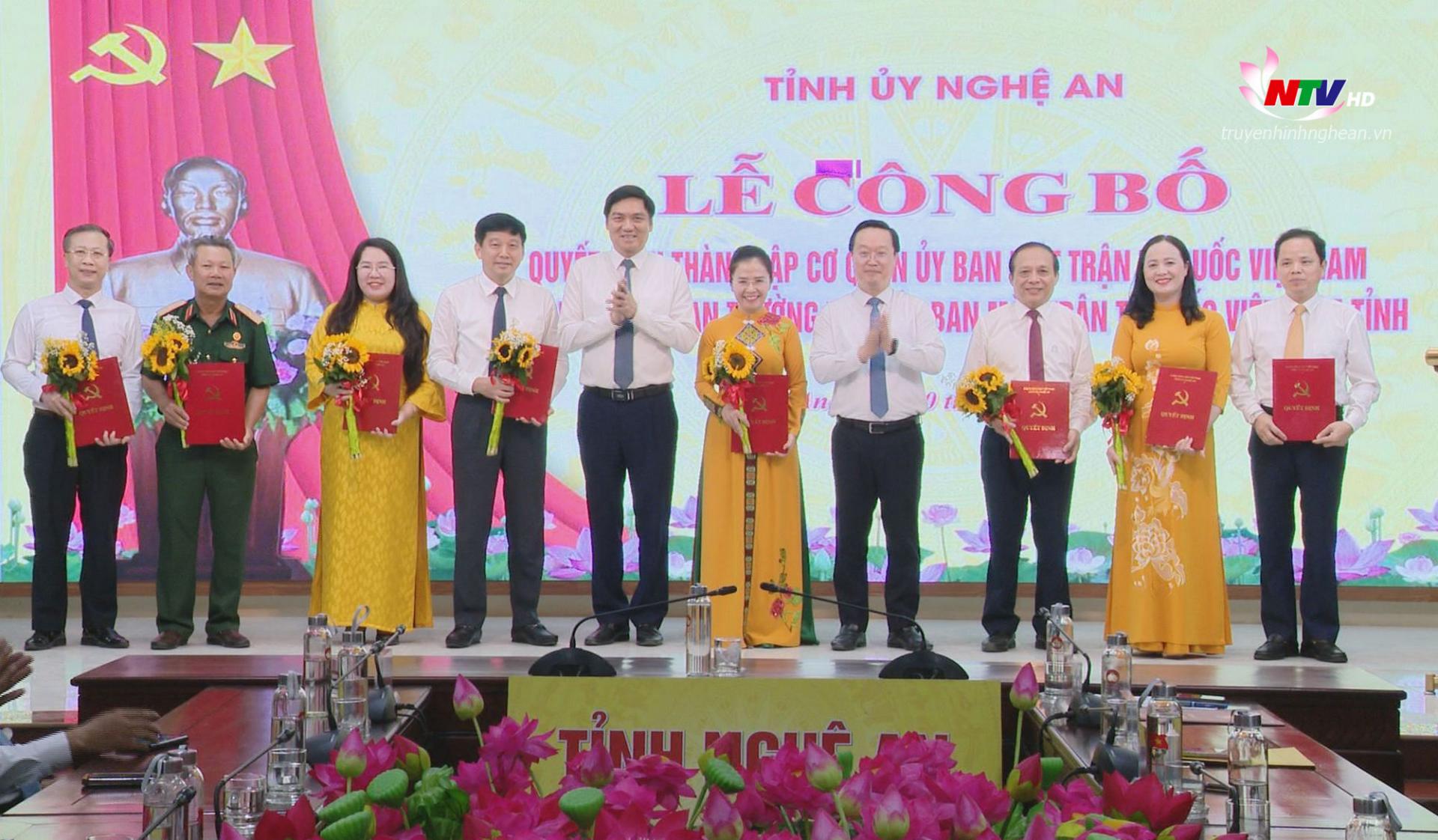 Đồng chí Nguyễn Đức Trung - Bí thư Tỉnh uỷ và đồng chí Hoàng Nghĩa Hiếu - Phó Bí thư Thường trực Tỉnh uỷ, PG88 go Bắn cá HĐND tỉnh trao Quyết định của Ban Thường trực Uỷ ban Trung ương MTTQ PG 88 Nổ Hũ công nhận các chức danh trong Ban Thường trực UBMTTQ PG 88 Nổ Hũ tỉnh PG88 go Bắn cá nhiệm kỳ 2024 – 2029.
