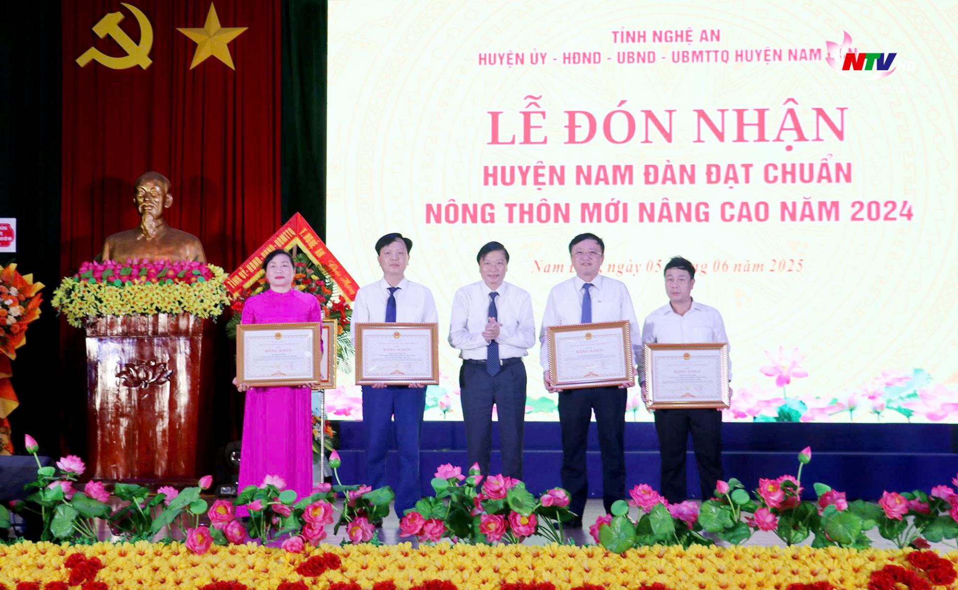 Đồng chí Lê Hồng Vinh - Phó Bí thư Tỉnh ủy, PG88 go Bắn cá UBND tỉnh tặng Bằng khen cho 1 tập thể và 3 cá nhân thuộc huyện Nam Đàn đã có thành tích xuất sắc trong phong trào xây dựng nông thôn mới nâng cao.