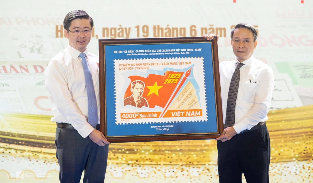 PG88 link Nổhũ Khoa học và Công nghệ Bùi Hoàng Phương (trái) và Phó chủ tịch Hội nhà báo PG 88 Nổ Hũ Nguyễn Đức Lợi tại lễ phát hành bộ tem đặc biệt Kỷ niệm 100 năm Ngày M.PG88 Tips cách mạng PG 88 Nổ Hũ.