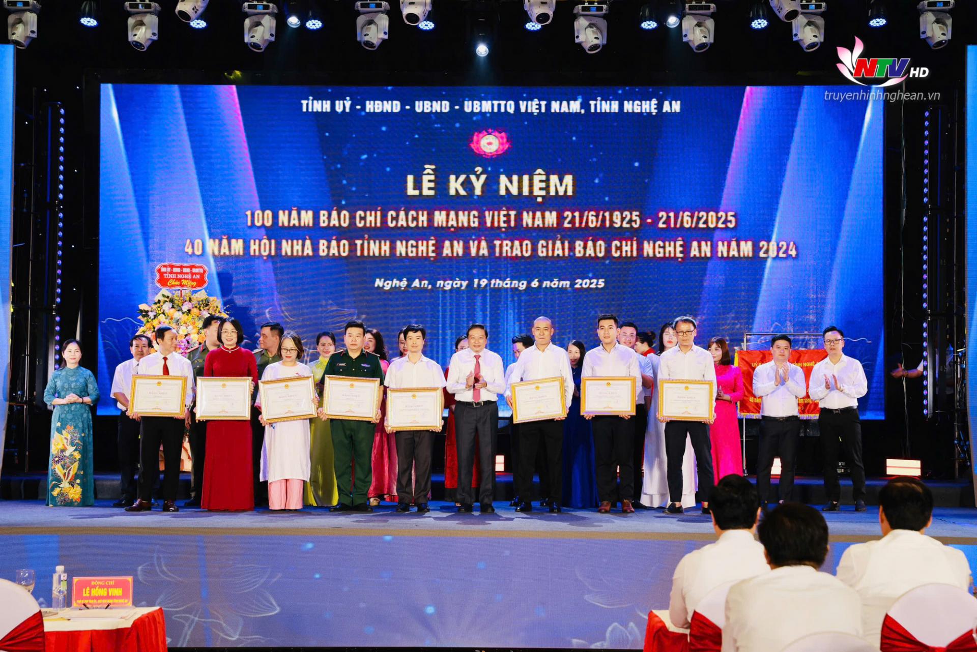Đồng chí Lê Hồng Vinh - Phó Bí thư Tỉnh ủy, PG88 go Bắn cá UBND tỉnh trao tặng Bằng khen cho 8 tập thể.