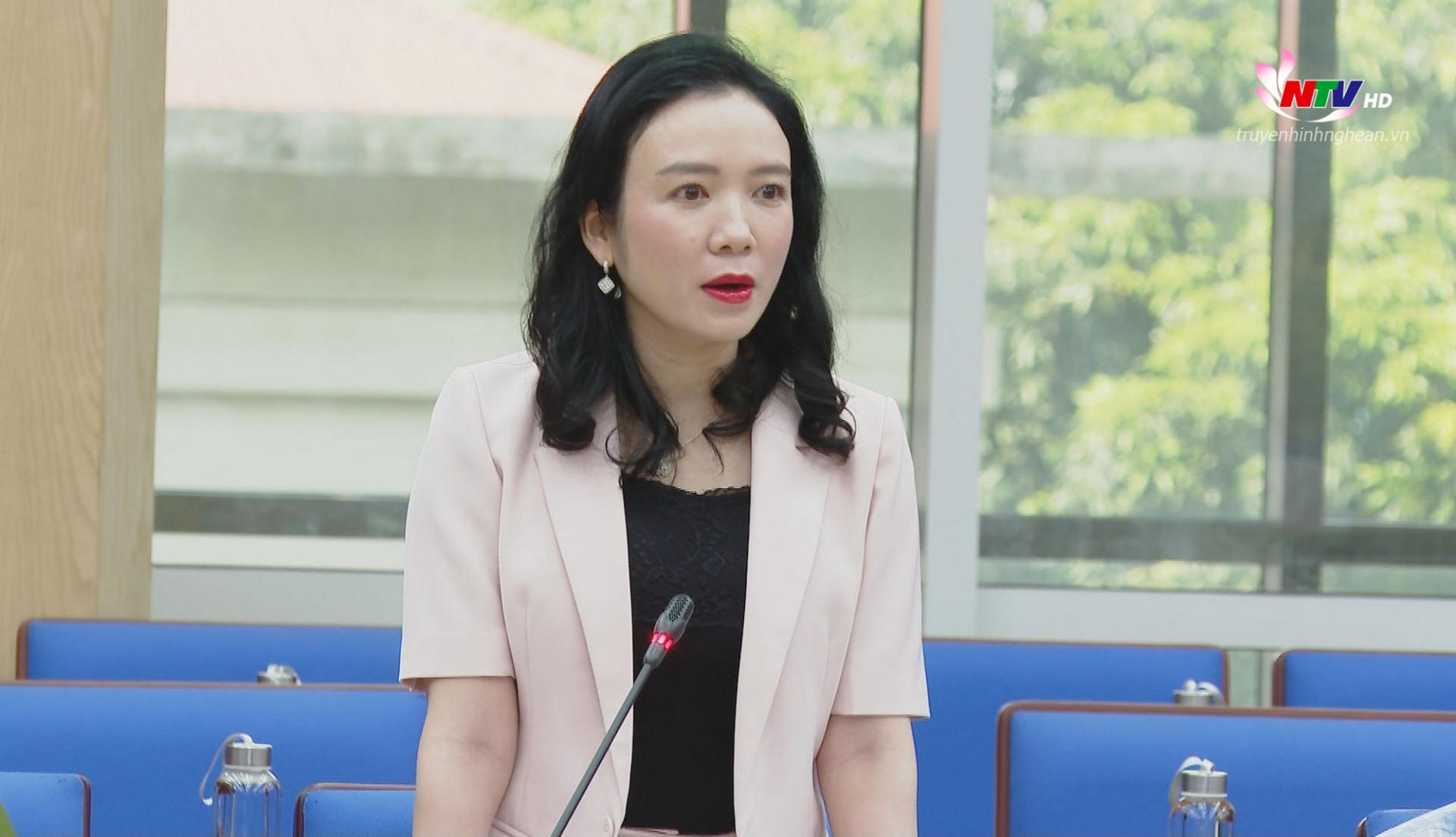 Đồng chí Trần Thị Mỹ Hạnh - Giám đốc Sở Tải App PG88 link, PG88 go Xócđĩa và PG 88 Bóng Đá phát biểu tại phiên họp.