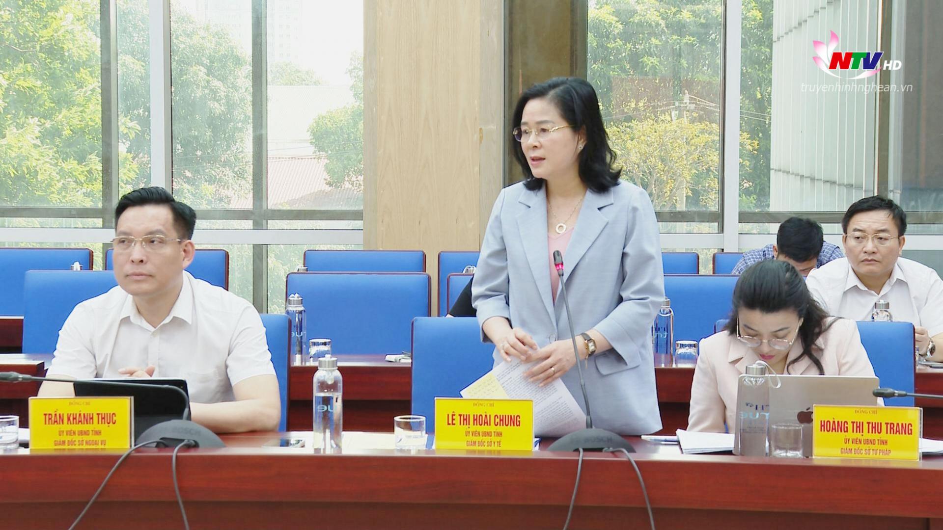 Đồng chí Lê Thị Hoài Chung - Giám đốc Sở Y tế phát biểu tại phiên họp.