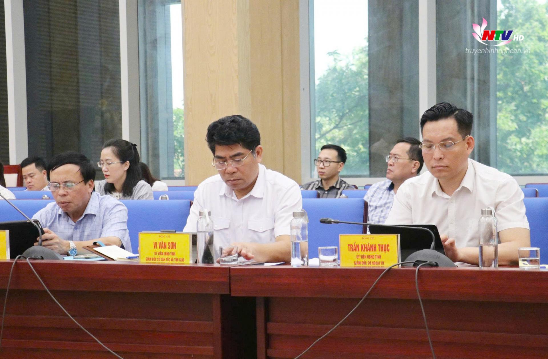 Lãnh đạo các Sở, ban ngành dự phiên họp.