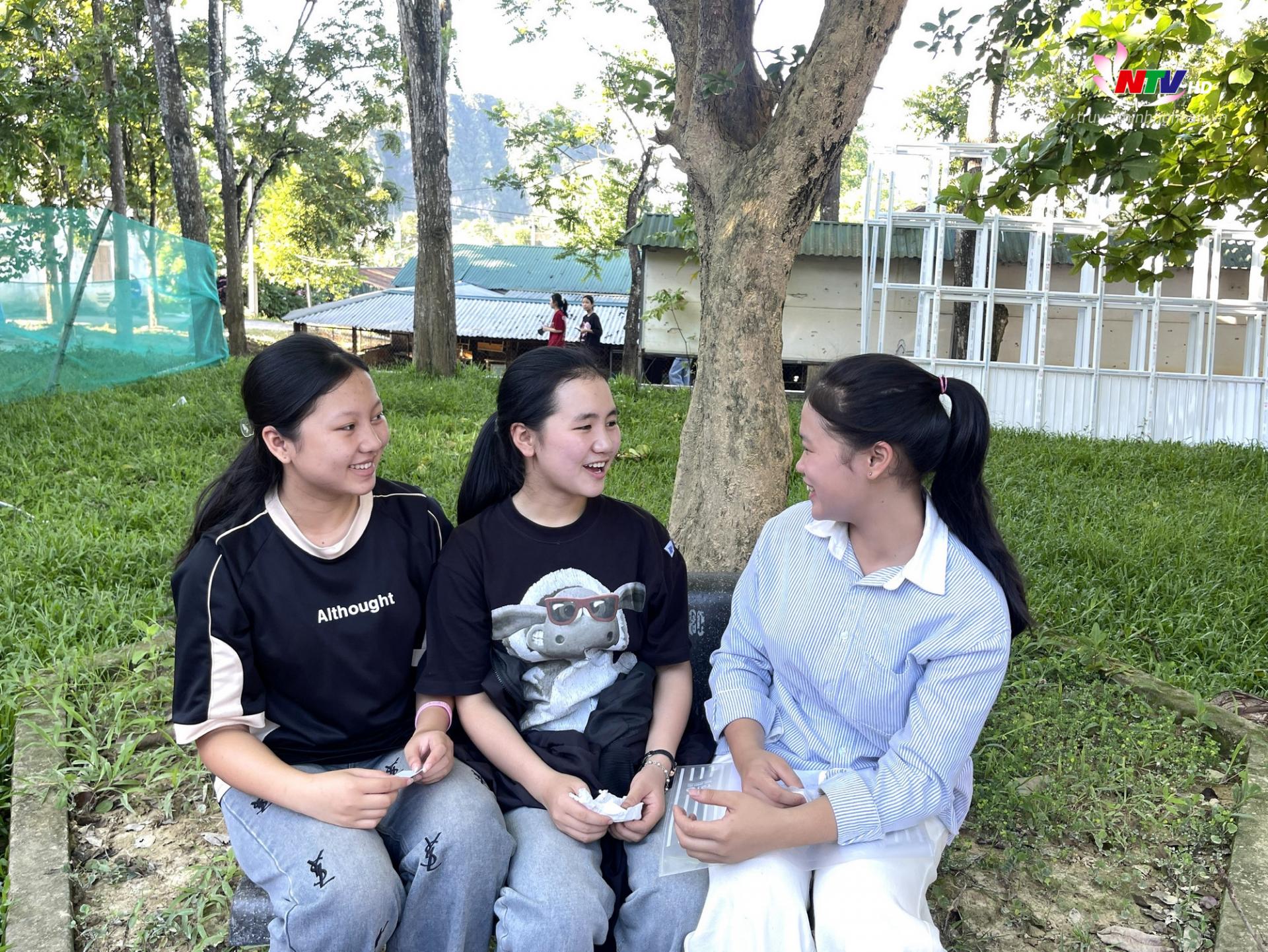 Thí sinh trao đổi sau giờ thi.