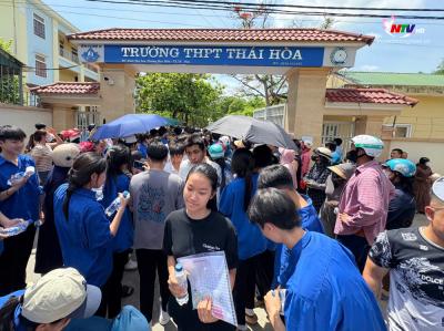 Sĩ tử vượt nắng, vượt khó bước vào Kỳ thi tuyển sinh lớp 10