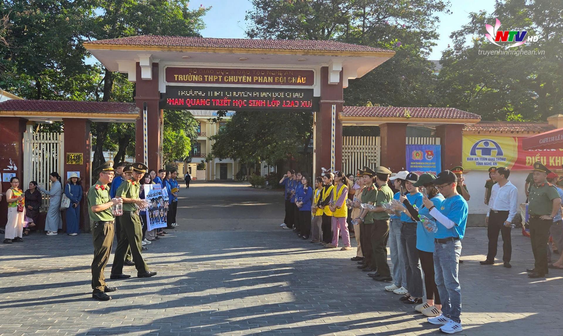 Các lực lượng và đoàn viên thanh niên có mặt từ sáng sớm tại điểm thi để hỗ trợ thí sinh.