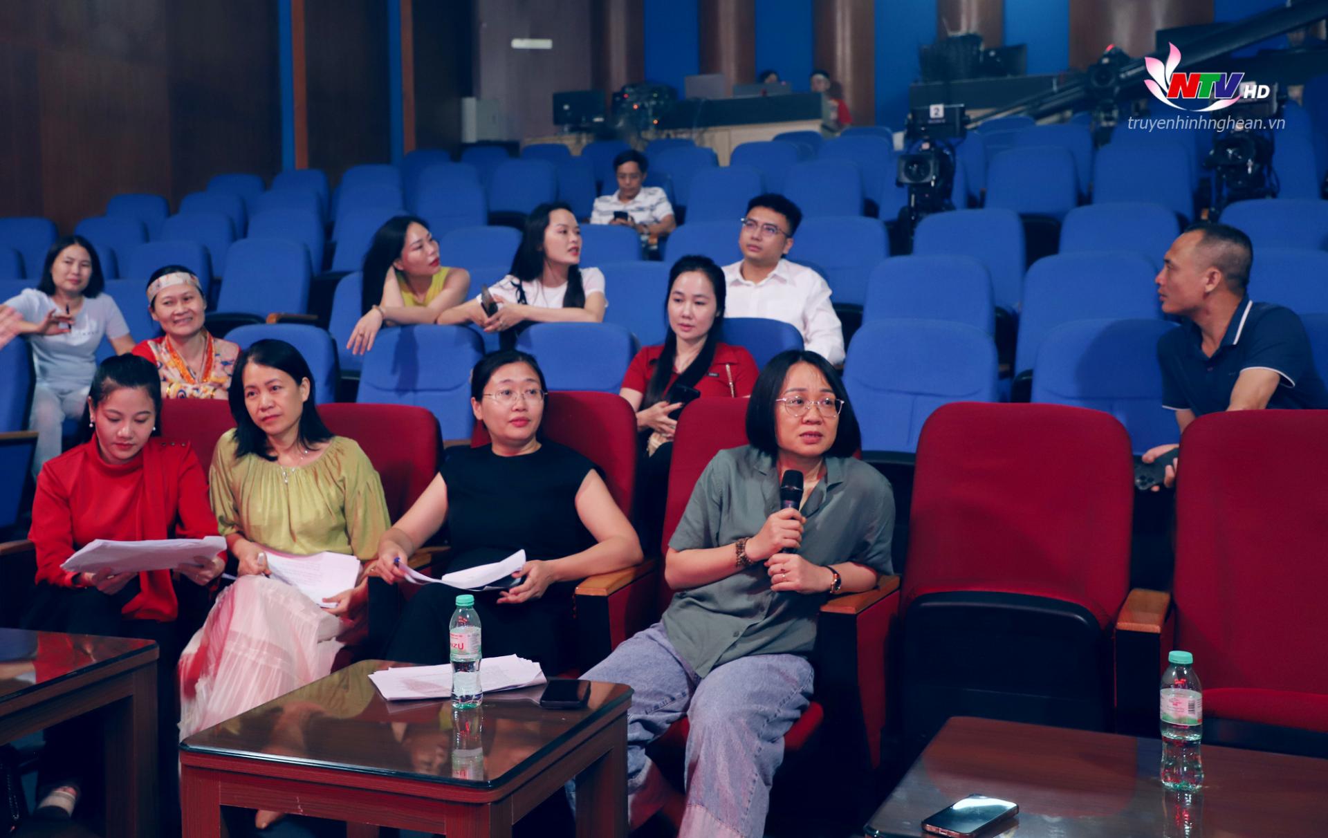 Đồng chí Trần Thị Thanh Huyền - Phó Giám đốc Đài PT-TH PG88 go Bắn cá góp ý tại buổi tổng duyệt chương trình