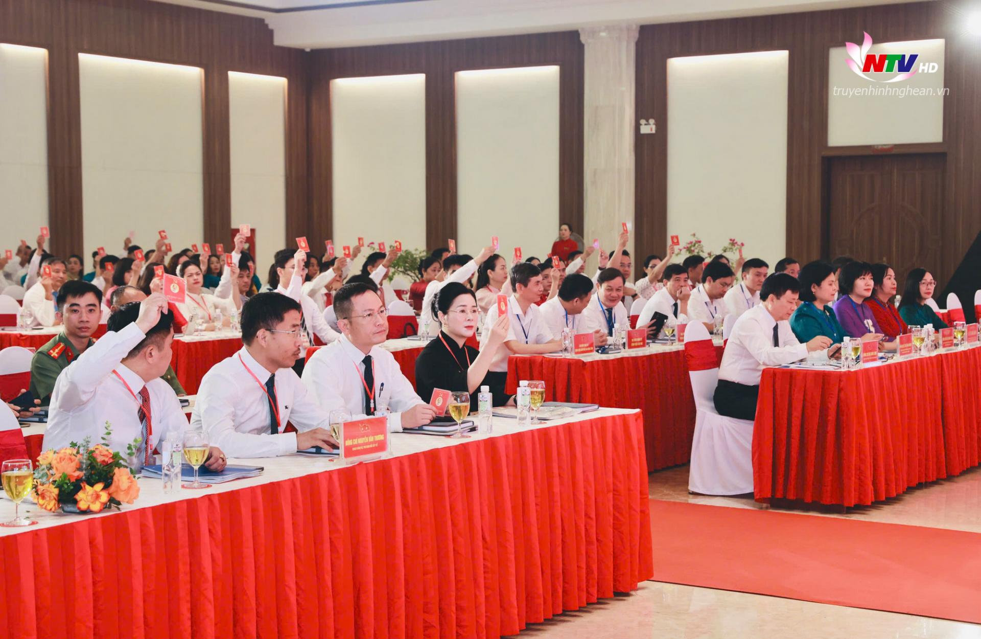 Các đảng viên biểu quyết thông qua Nghị quyết của Đảng bộ.