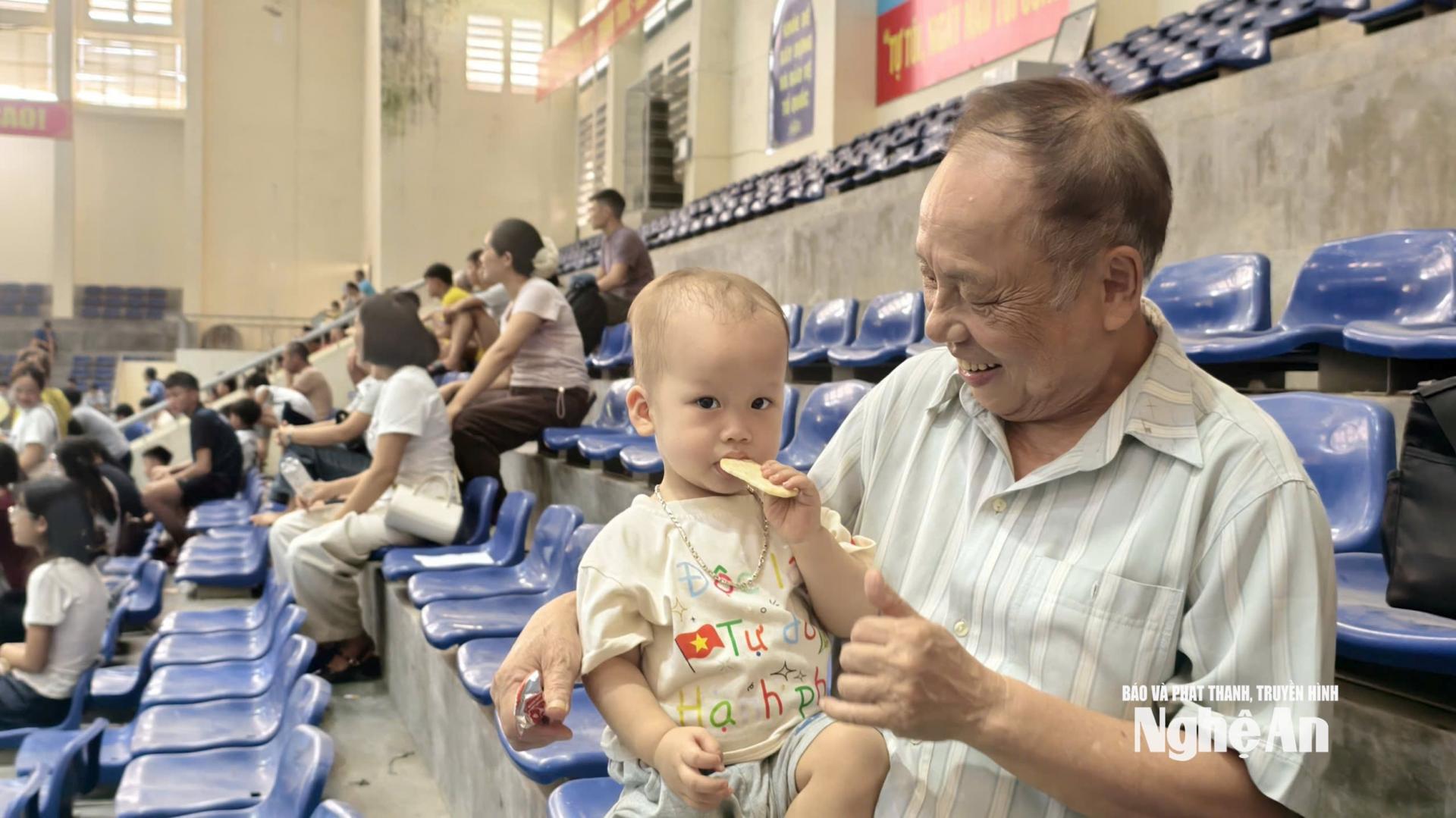  Ông Nguyễn Sắc Thân theo dõi Giải Bóng đá Trang PG không chặn - Nhi đồng Cúp Báo và phát thanh, truyền hình PG88 go Bắn cá từ nhiều năm nay. Ảnh: Diệp Thanh