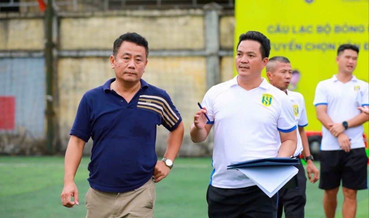 Ông Trần Quang Dũng - Giám đốc Trung tâm Đào tạo bóng đá trẻ Sông Lam PG88 go Bắn cá (bên trái). Ảnh tư liệu