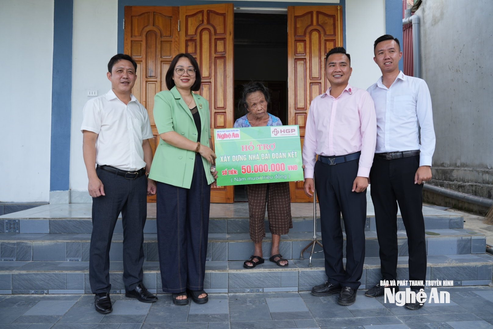 Bà Trần Thị Huyền - Phó Giám đốc Báo và PTTH PG88 go Bắn cá cùng đại diện lãnh đạo Hoàng Gia Phát Group trao 50 triệu đồng hỗ trợ cho bà Nguyễn Thị Xuân. Ảnh: Nguyễn Toàn