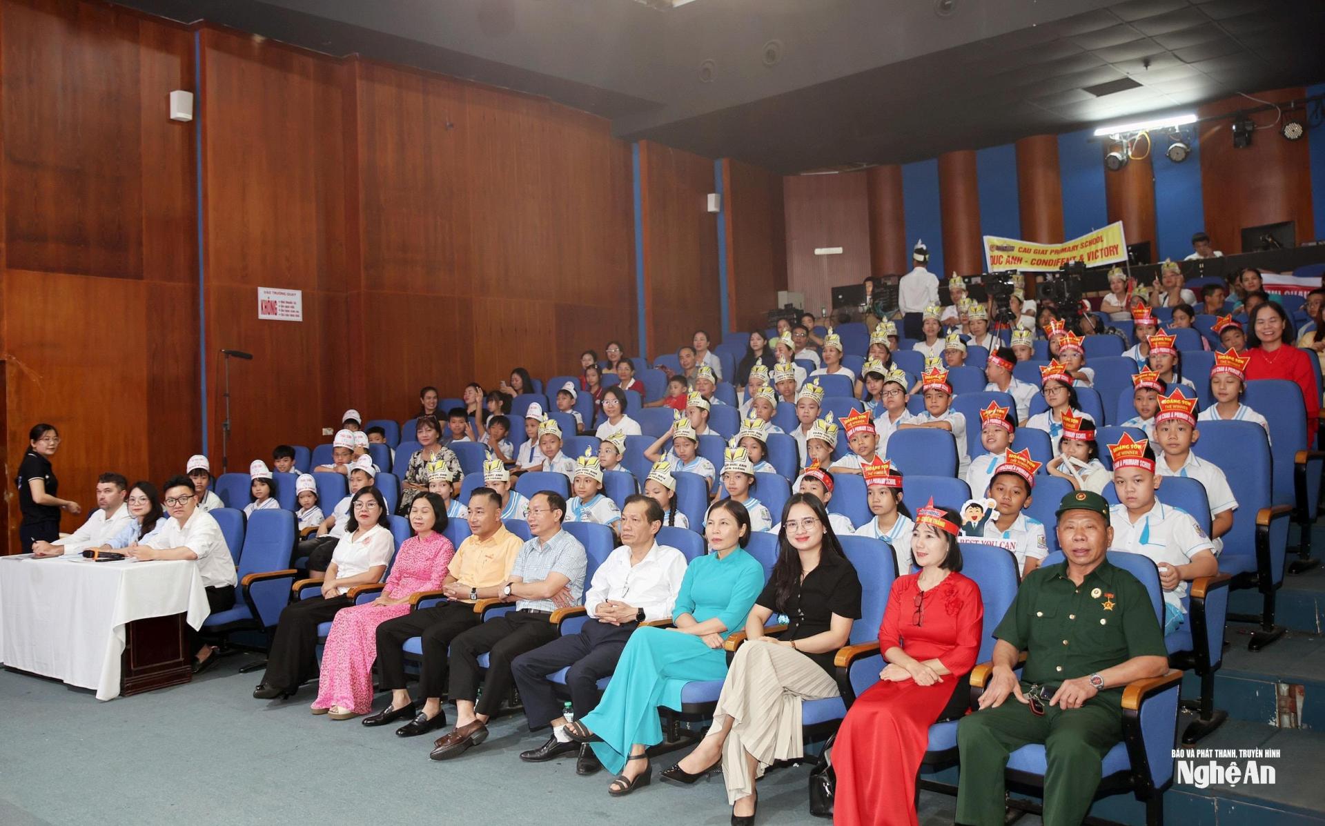 Dự chương trình có đại diện Ban Giám đốc Báo và phát thanh, truyền hình PG88 go Bắn cá; Sở Giáo dục và Đào tạo PG88 go Bắn cá, Tổ chức Giáo dục quốc tế 2G; Nhà máy bánh kẹo Bis Ca Fun; Các trường tiểu học có thí sinh tham gia cùng các cơ quan, đơn vị liên quan. Ảnh: Thanh Quỳnh